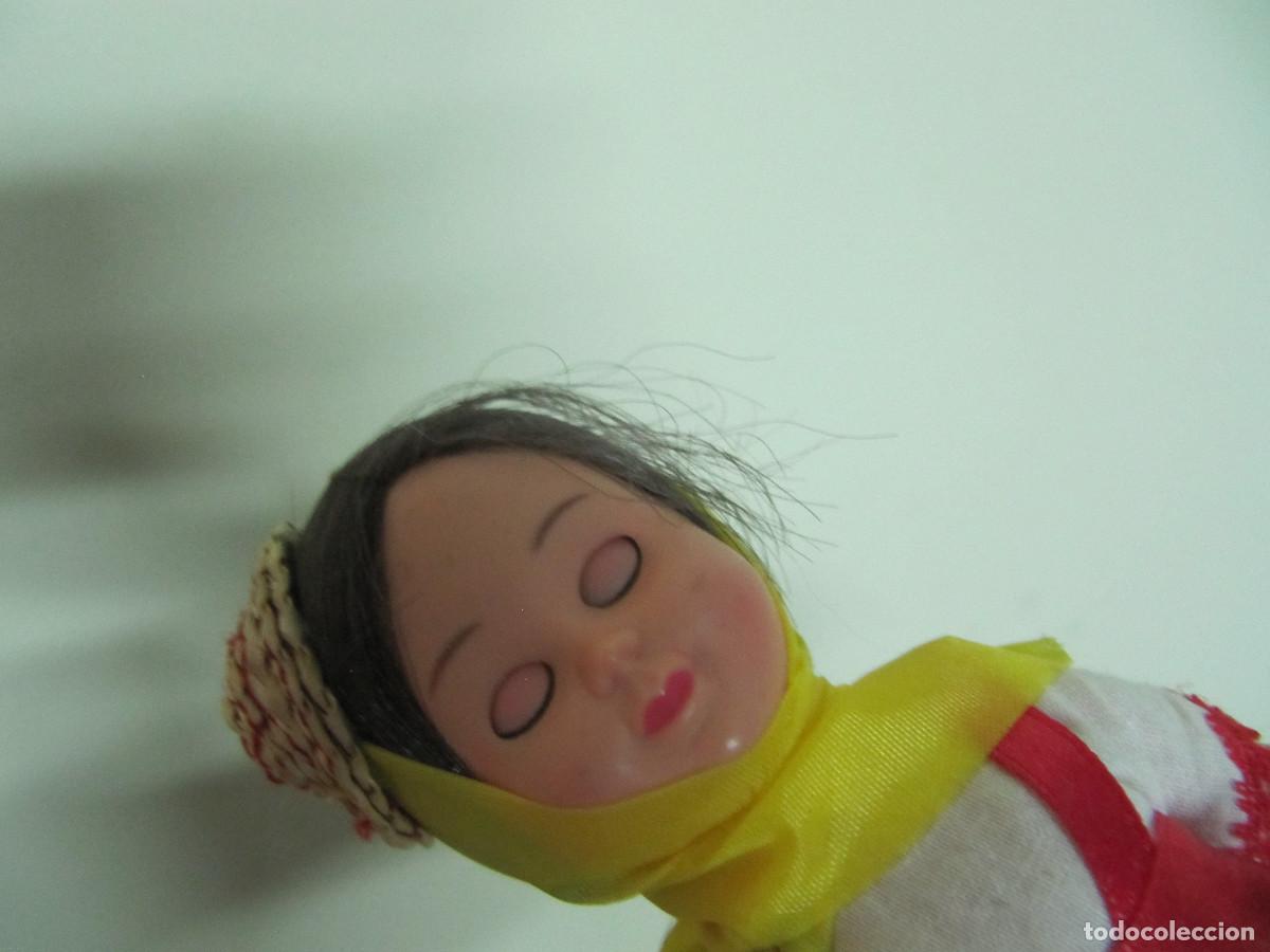 Mu&ntilde;ecas espa&ntilde;olas modernas: Mu&ntilde;eca Celuloide o pl&aacute;stico duro con ropa REGIONAL OJOS DUMIENTES - Foto 4