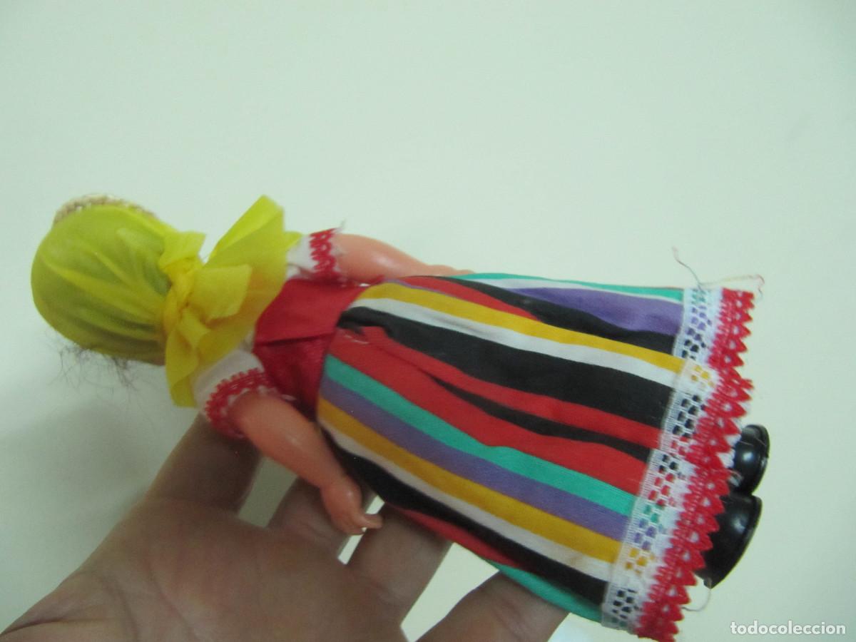 Mu&ntilde;ecas espa&ntilde;olas modernas: Mu&ntilde;eca Celuloide o pl&aacute;stico duro con ropa REGIONAL OJOS DUMIENTES - Foto 5