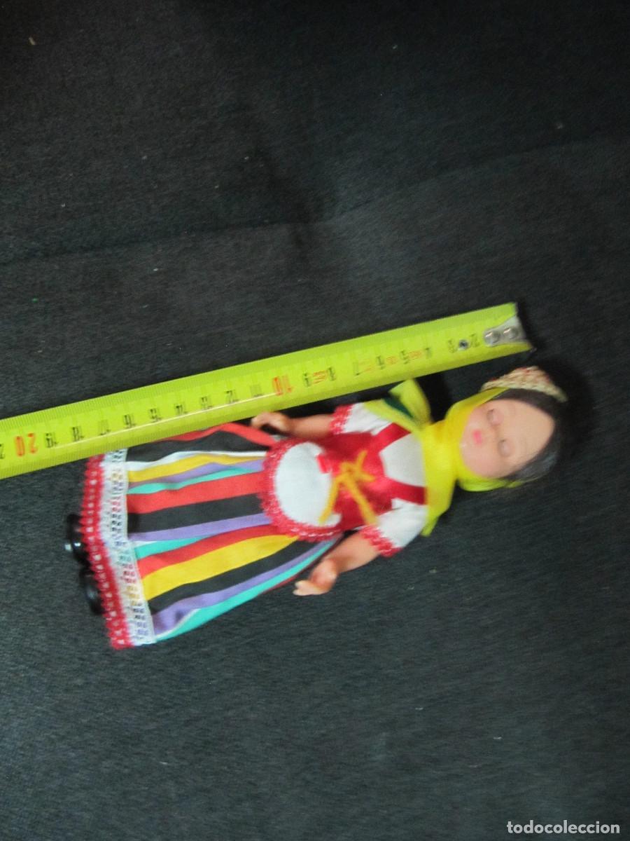 Mu&ntilde;ecas espa&ntilde;olas modernas: Mu&ntilde;eca Celuloide o pl&aacute;stico duro con ropa REGIONAL OJOS DUMIENTES - Foto 7