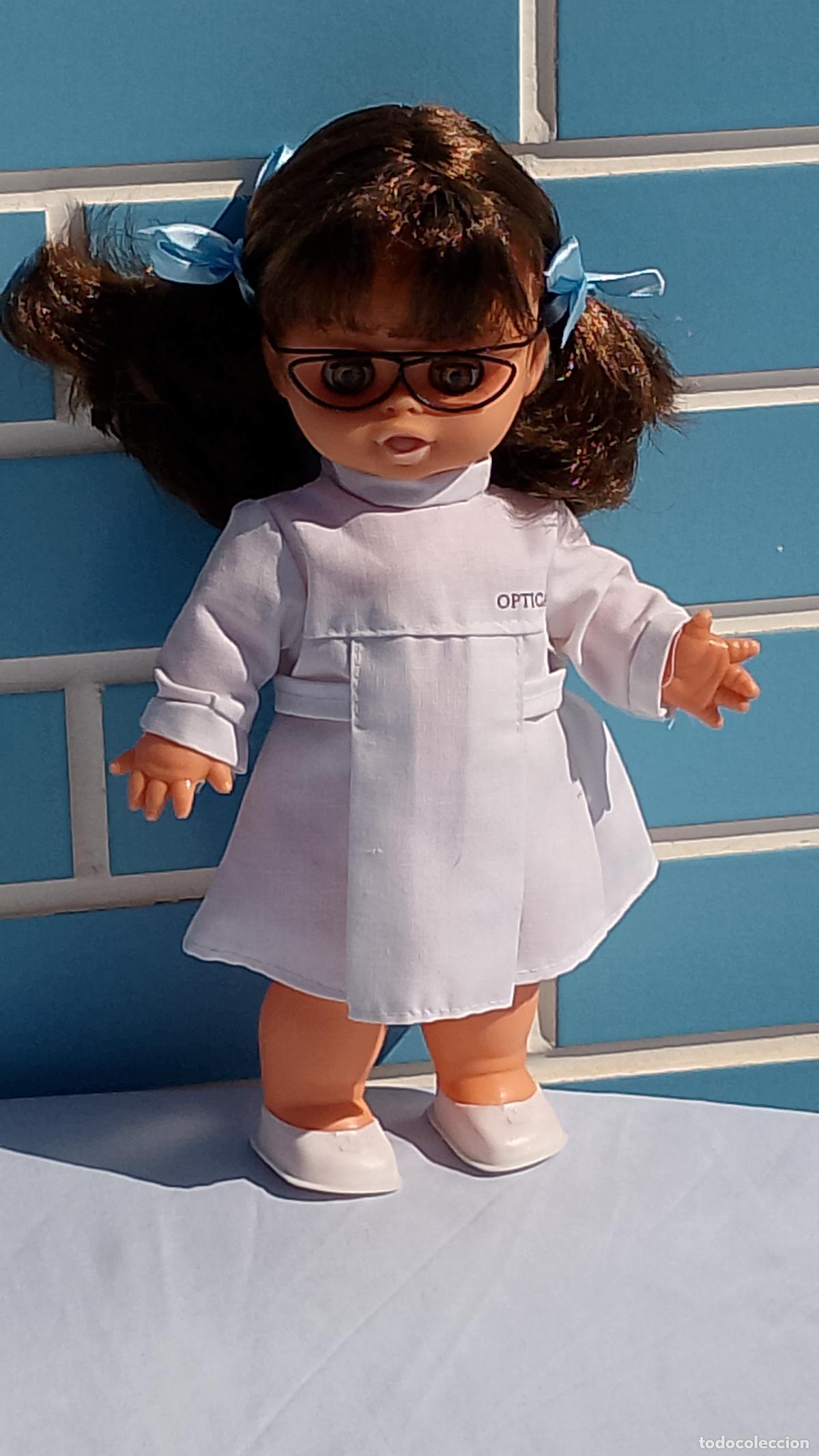 Mu&ntilde;ecas Espa&ntilde;olas Modernas: Antigua mu&ntilde;eca Mis prenditas &Oacute;ptica de Perez y Galsem, con gafas