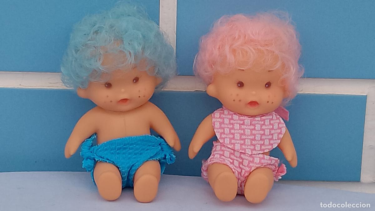 Mu&ntilde;ecas Espa&ntilde;olas Modernas: Antigua pareja de mu&ntilde;ecos beb&eacute; de goma con pelo azul y rosa