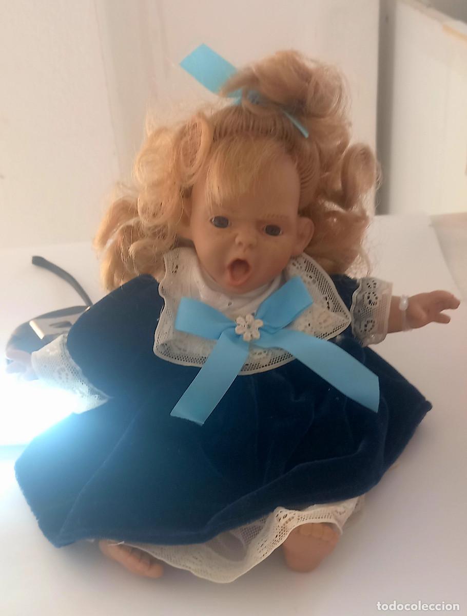 Mu&ntilde;ecas espa&ntilde;olas modernas: Mu&ntilde;eca Ni&ntilde;a Traje de Terciopelo y Encaje Gestos Gestitos Vintage