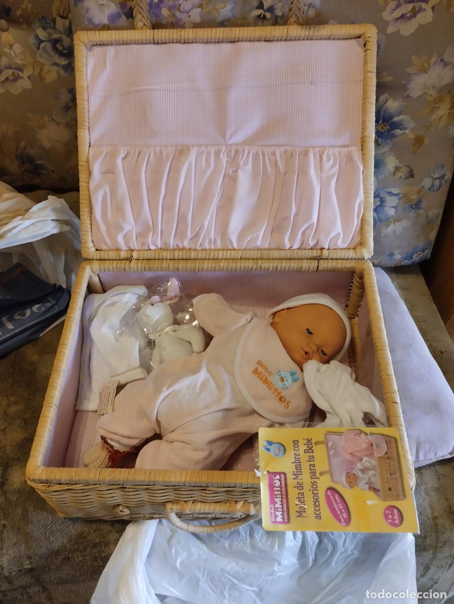 Mu&ntilde;ecas espa&ntilde;olas modernas: bebe mimitos con su maleta de mimbre y accesorios - Foto 1