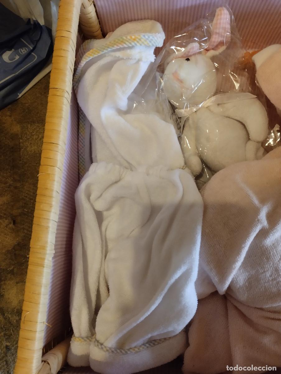 Mu&ntilde;ecas espa&ntilde;olas modernas: bebe mimitos con su maleta de mimbre y accesorios - Foto 4