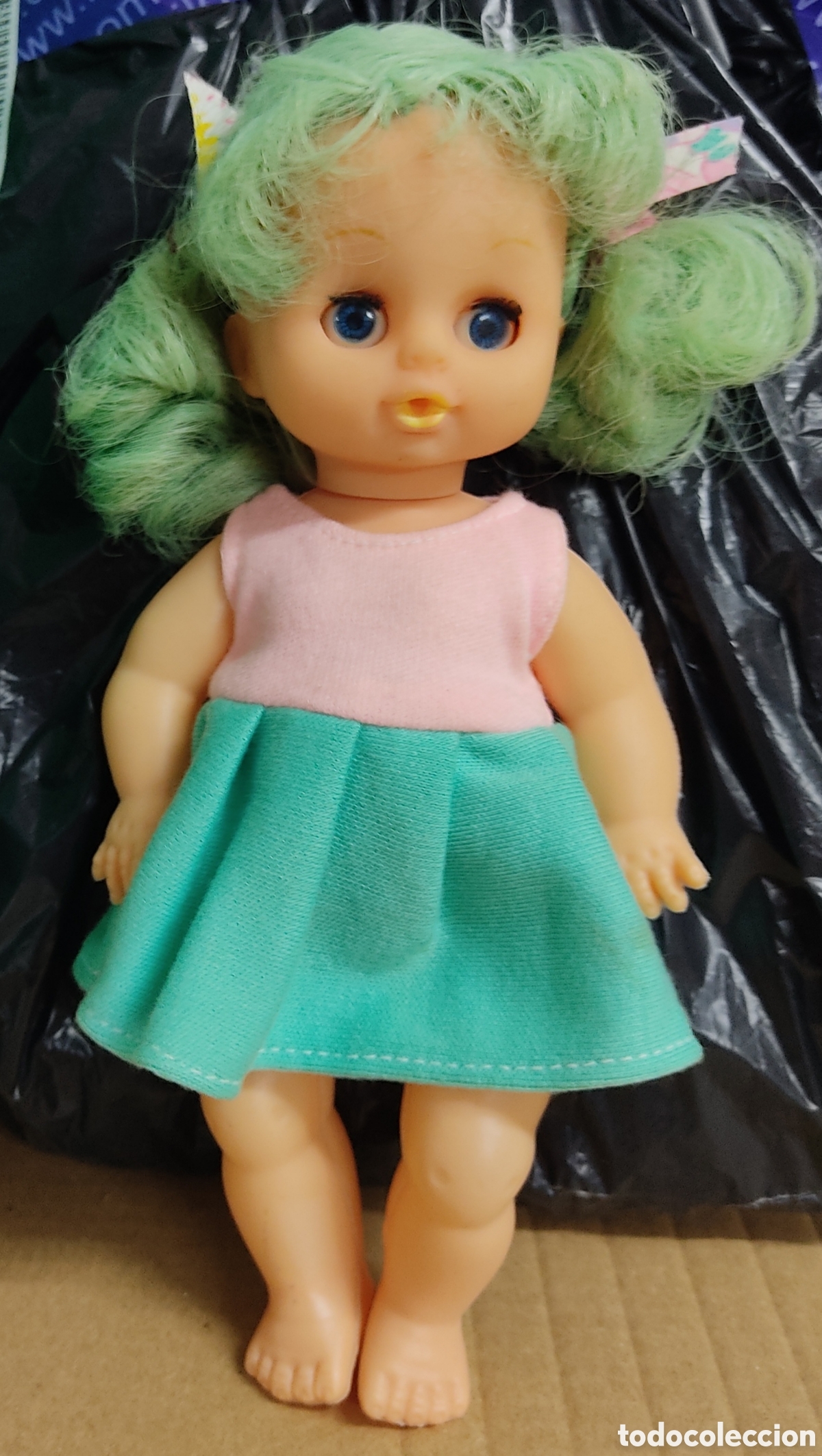 Mu&ntilde;ecas espa&ntilde;olas modernas: Mu&ntilde;eca de plastico pelo color verde - Foto 1
