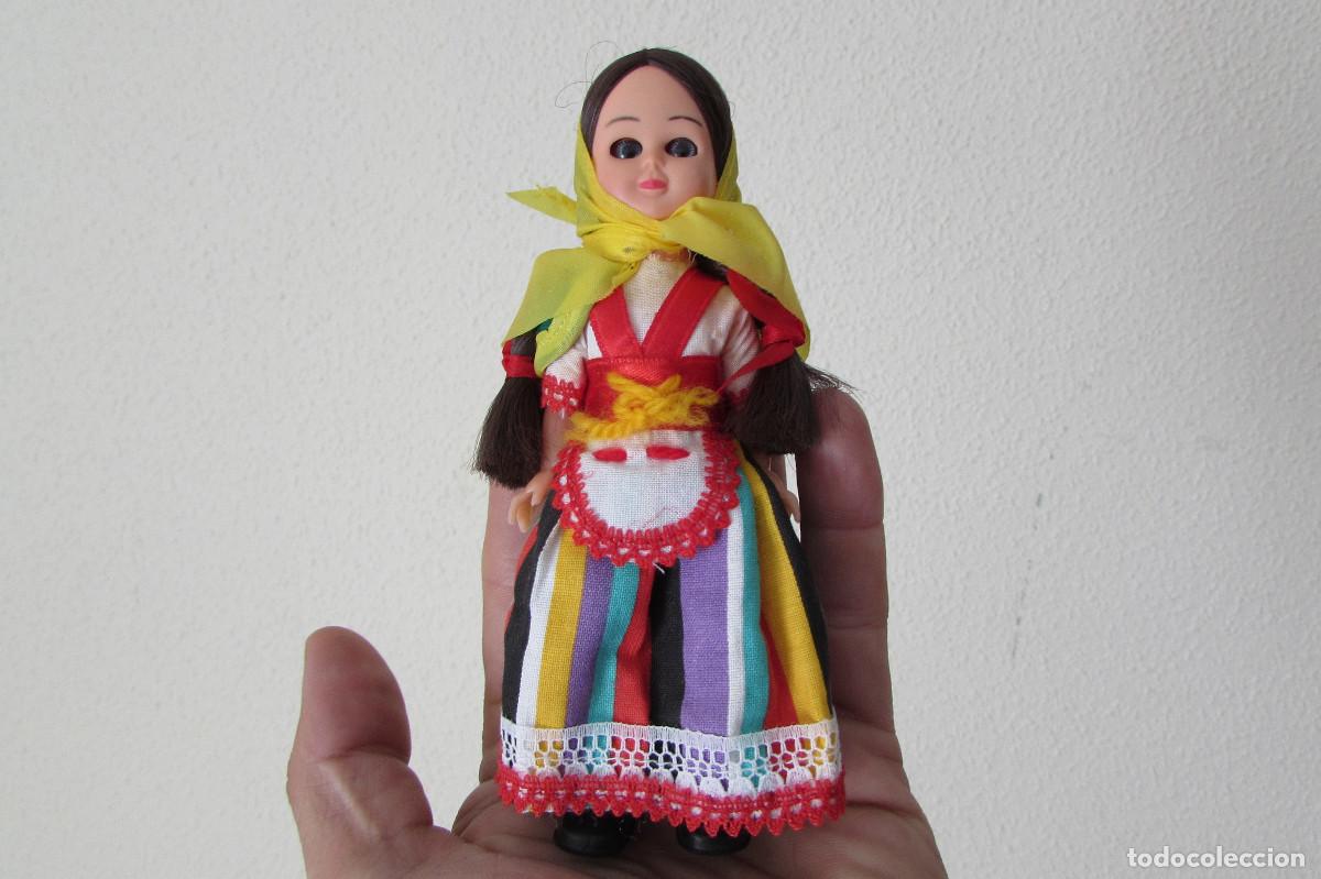 Mu&ntilde;ecas Espa&ntilde;olas Modernas: Mu&ntilde;eca Celuloide o pl&aacute;stico duro con ropa REGIONAL OJOS DUMIENTES