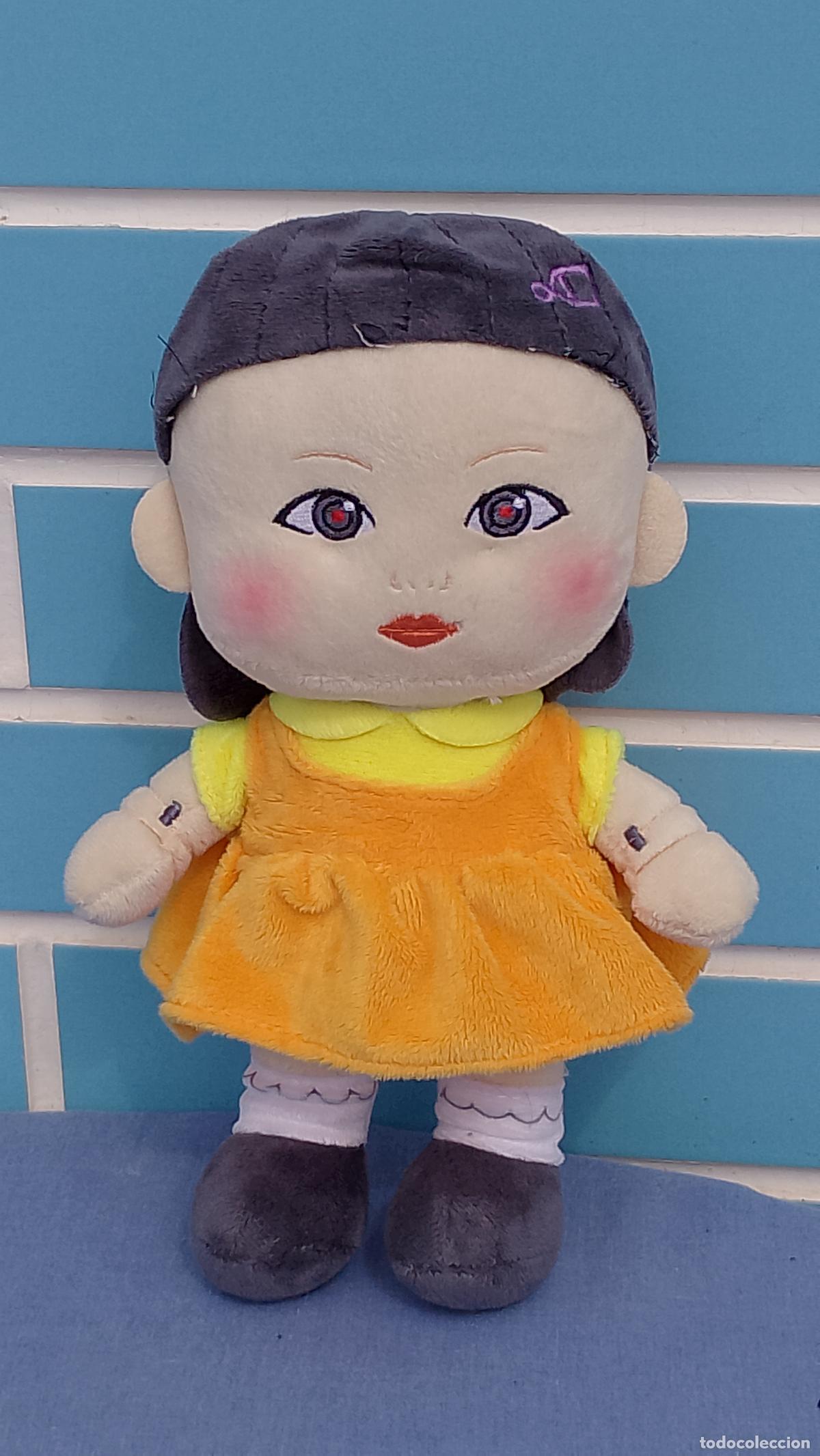Mu&ntilde;ecas Espa&ntilde;olas Modernas: Mu&ntilde;eca de peluche ni&ntilde;a Young-hee original de la serie El Juego del Calamar Squid Game de Netflix