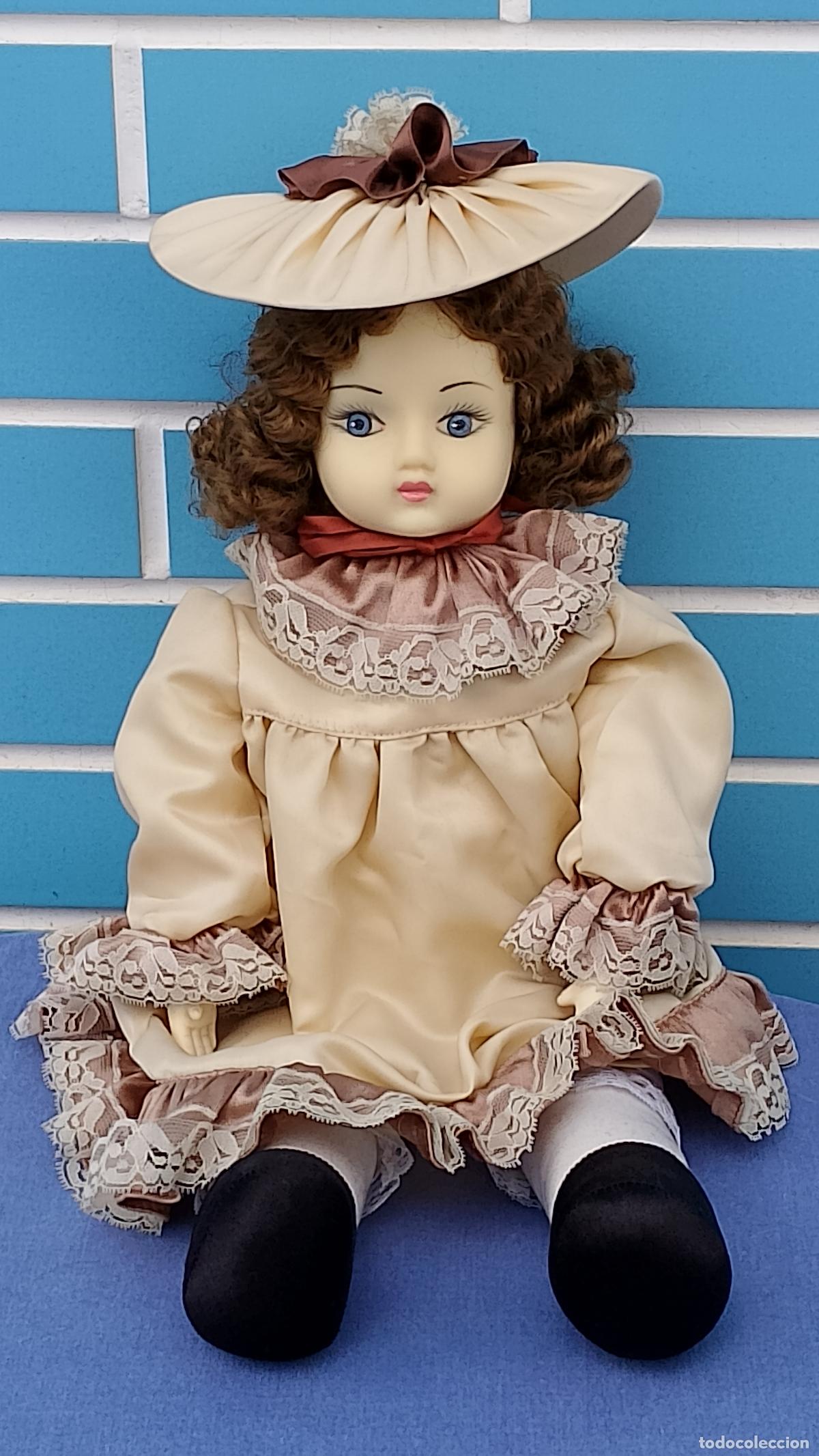 Mu&ntilde;ecas Espa&ntilde;olas Modernas: Antigua mu&ntilde;eca de goma y tela, de estilo rom&aacute;ntico victoriano, no es de porcelana