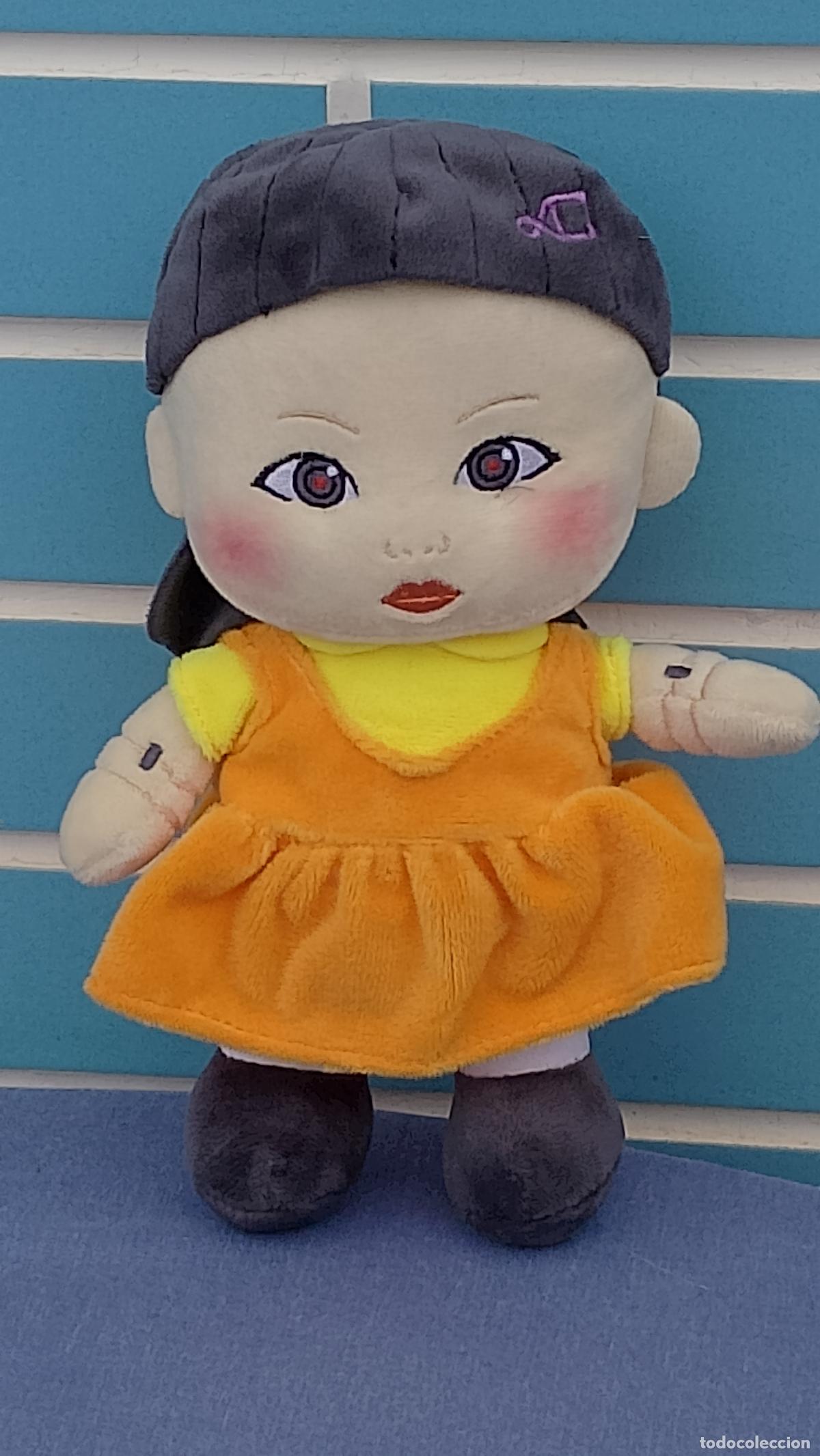 Mu&ntilde;ecas Espa&ntilde;olas Modernas: Mu&ntilde;eca de peluche ni&ntilde;a Young-hee original de la serie El Juego del Calamar Squid Game de Netflix