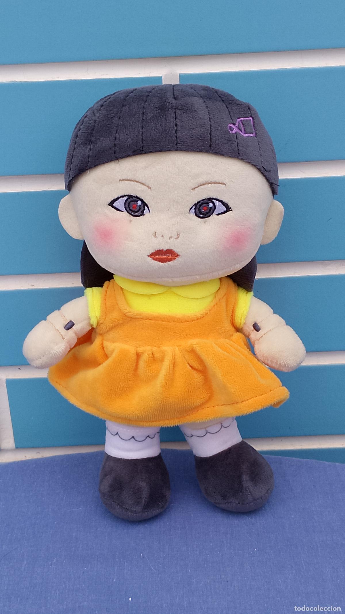 Mu&ntilde;ecas Espa&ntilde;olas Modernas: Mu&ntilde;eca de peluche ni&ntilde;a Young-hee original de la serie El Juego del Calamar Squid Game de Netflix