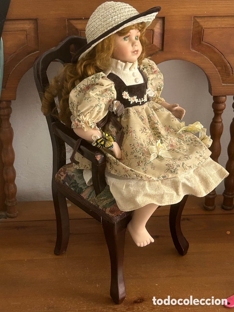 Mu&ntilde;ecas Espa&ntilde;olas Modernas: Mu&ntilde;eca de porcelana vintage sentada en una silla cl&aacute;sica
