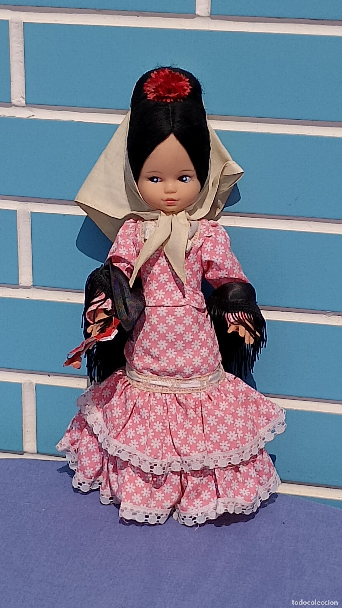 Mu&ntilde;ecas Espa&ntilde;olas Modernas: Antigua mu&ntilde;eca maniqu&iacute; regional Chulapa madrile&ntilde;a de Silqui