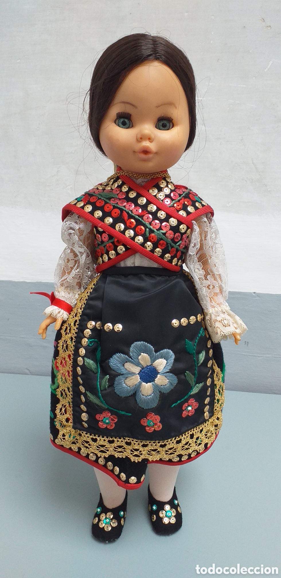 Mu&ntilde;ecas Espa&ntilde;olas Modernas: Mu&ntilde;eca Sintra a&ntilde;os 70 con traje regional