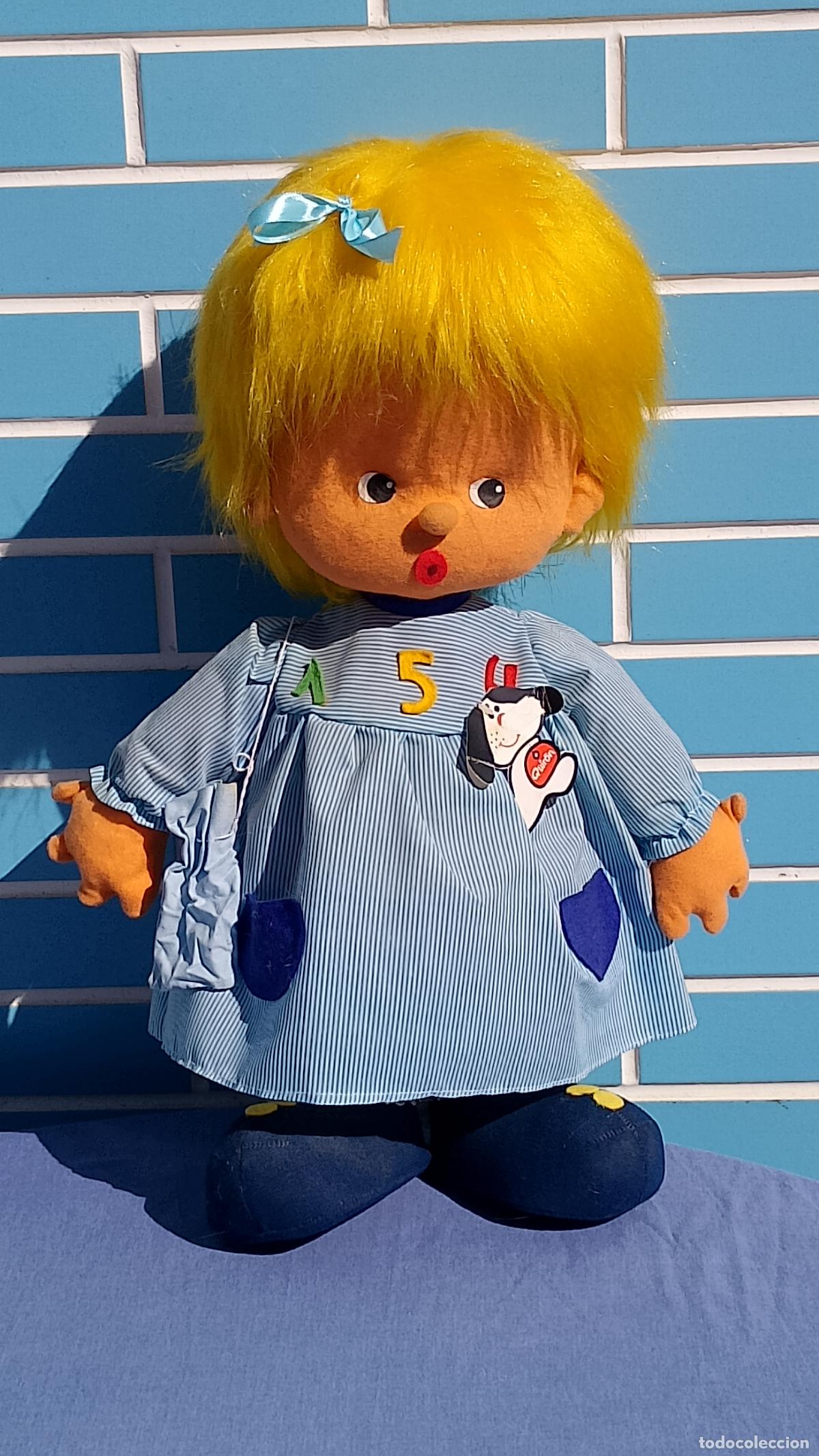 Mu&ntilde;ecas Espa&ntilde;olas Modernas: Antigua mu&ntilde;eca grande colegiala parvulitos con babi de Quir&oacute;n