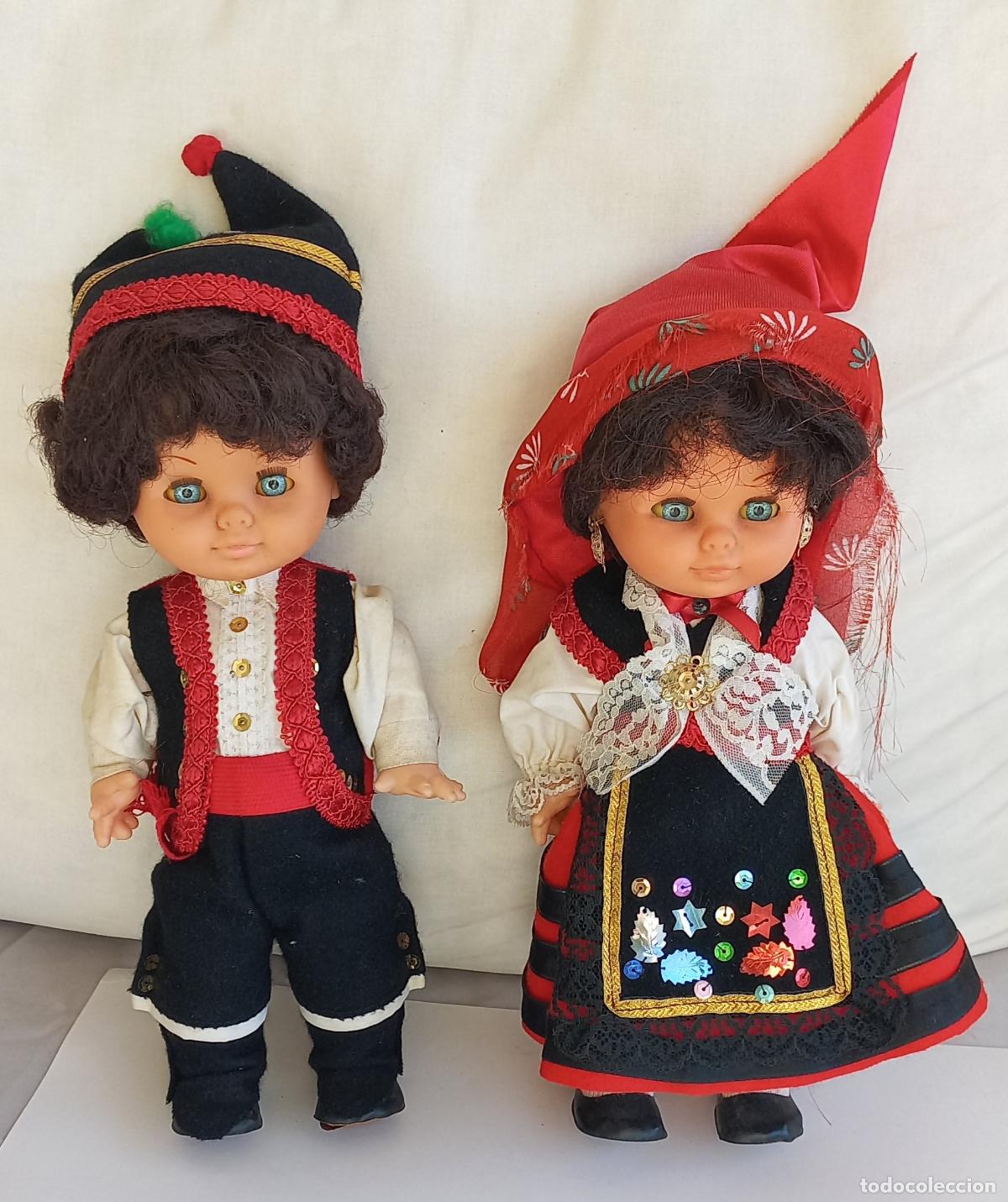 Mu&ntilde;ecas Espa&ntilde;olas Modernas: Pareja de mu&ntilde;ecas con trajes regionales espa&ntilde;oles.