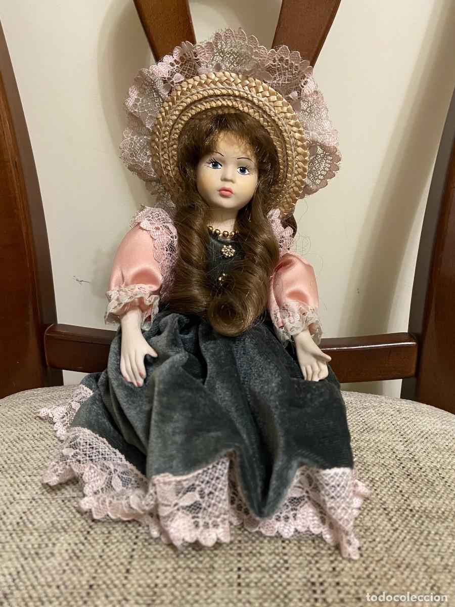 Mu&ntilde;ecas Espa&ntilde;olas Modernas: Mu&ntilde;eca decorativa estilo victoriano &middot; ojos fijos &middot; sombrero integrado &middot; vintage 80&ndash;90
