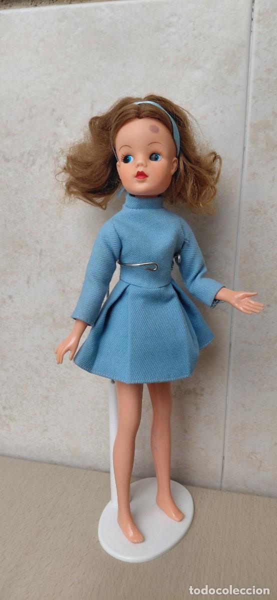 Mu&ntilde;ecas Espa&ntilde;olas Modernas: SINDY DE FLORIDO CON VESTIDO CIELO, PANTALON VIAJE Y BRAGUITAS TODO ORIGINAL