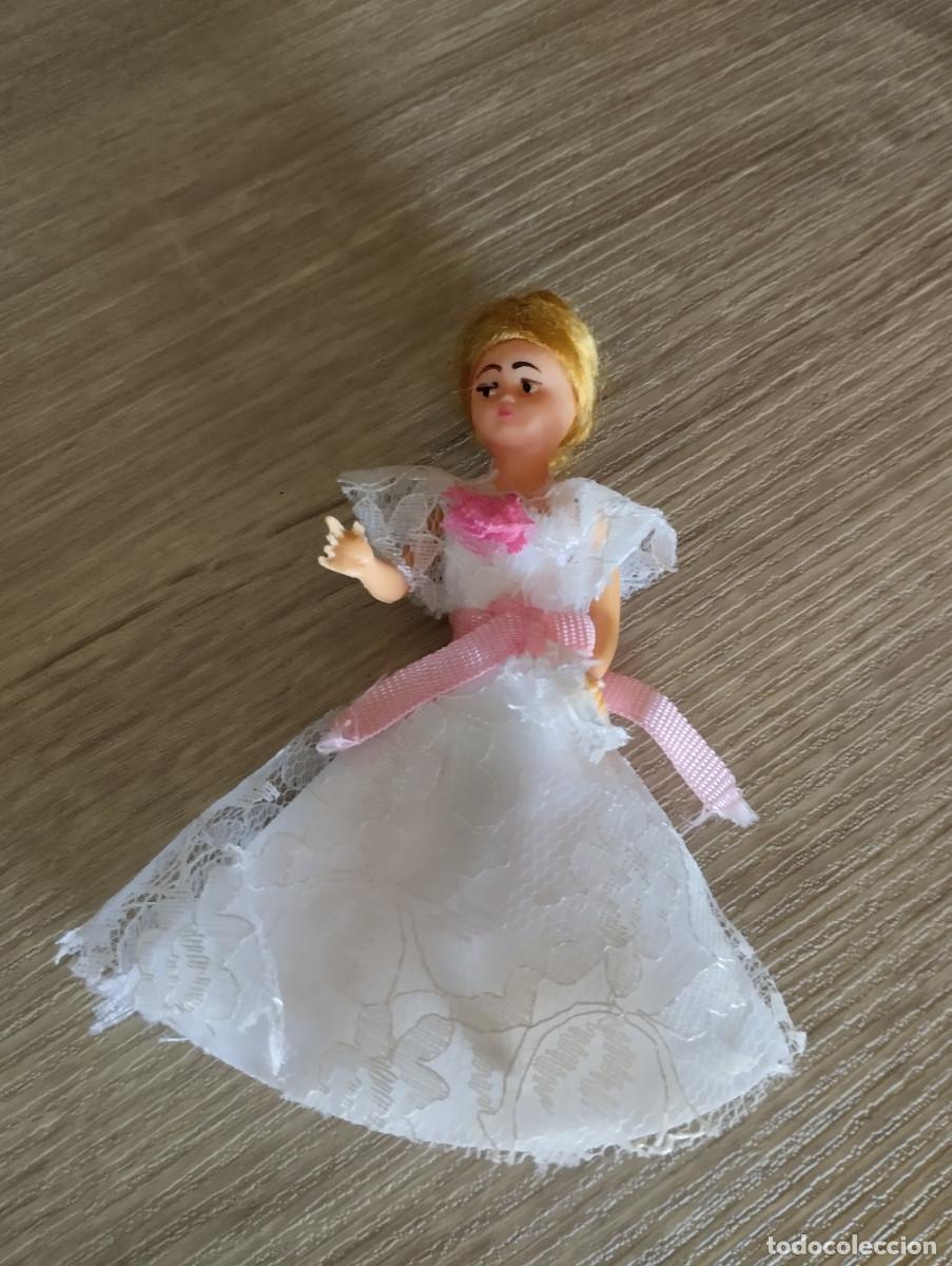 Mu&ntilde;ecas Espa&ntilde;olas Modernas: mu&ntilde;equita vestida de comunion, con mo&ntilde;o rubio y lazo rosa