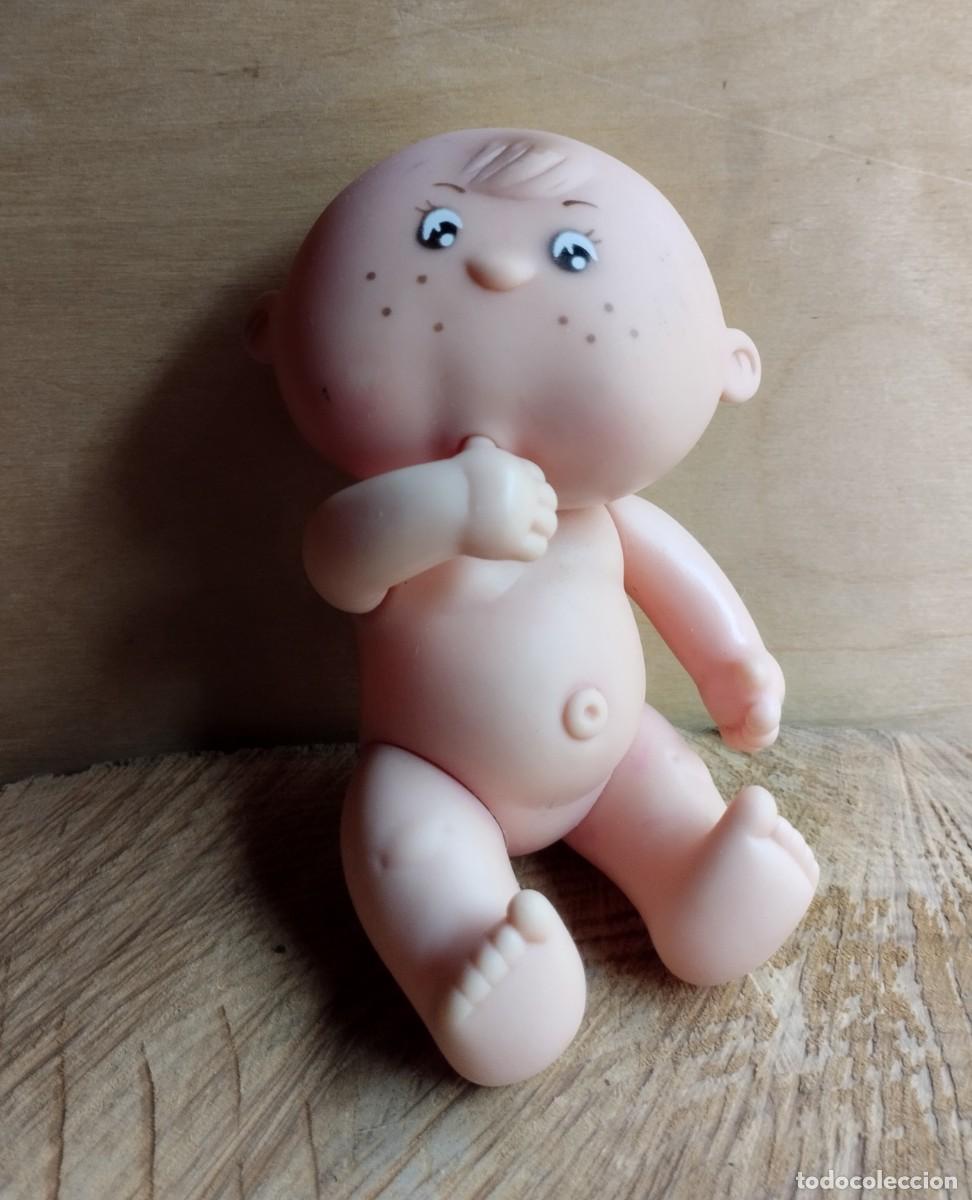 Bambole Spagnole Moderne: Mu&ntilde;eco de beb&eacute; peque&ntilde;o que se chupa el dedo pulgar