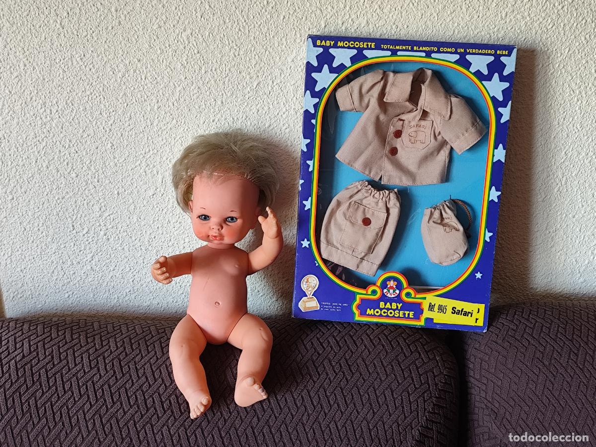 Mu&ntilde;ecas Espa&ntilde;olas Modernas: Lote Baby Mocosete: Mu&ntilde;eco + Conjunto Safari. Toyse, a&ntilde;os 70