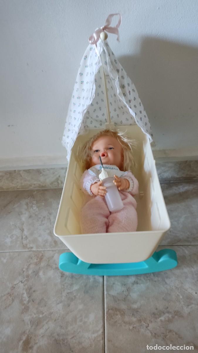 Moderne spanische Puppen: MU&Ntilde;ECA GIOIETTA CON CUNA Y FUNCIONANDO