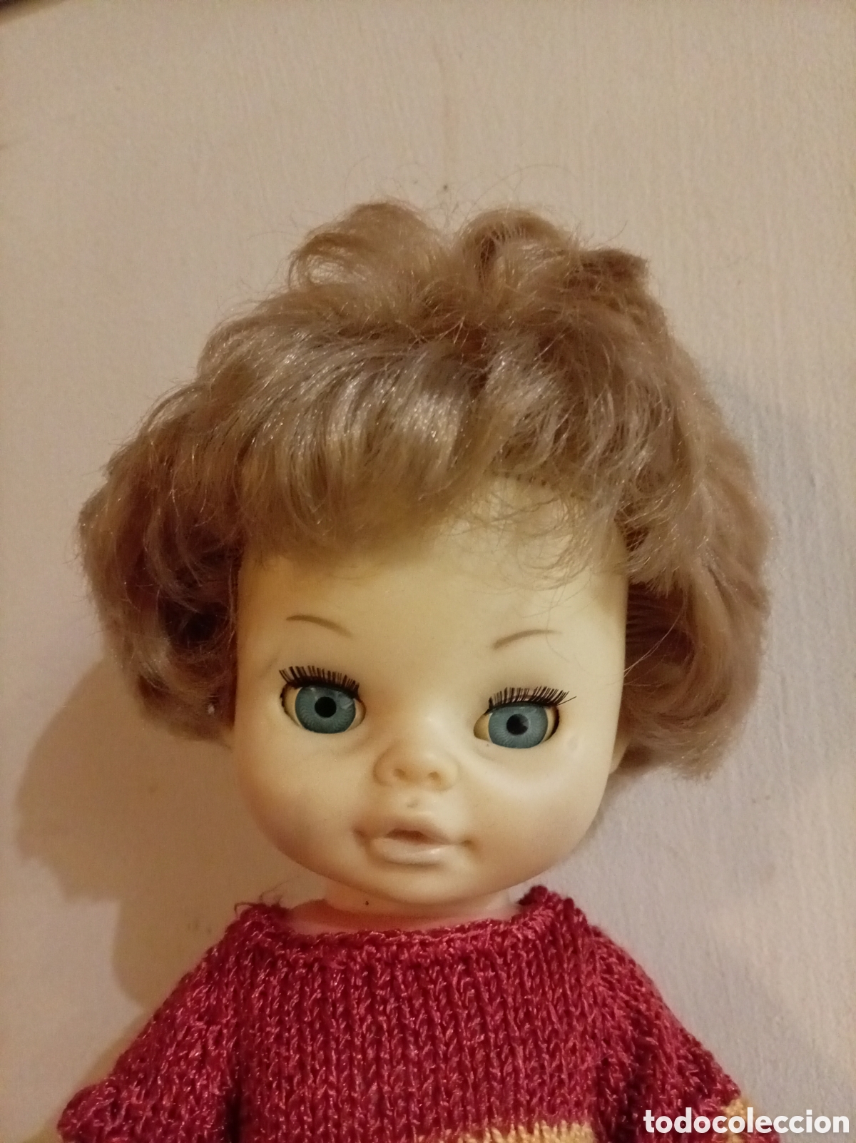 Mu&ntilde;ecas Espa&ntilde;olas Modernas: Mu&ntilde;eca vintage B.B. Espa&ntilde;a a&ntilde;os 70 con ojos durmientes y ropa de punto artesanal