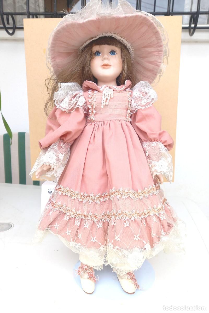 Moderne spanische Puppen: Mu&ntilde;eca con detalles porcelana y soporte met&aacute;lico , con 44 cm. de altura