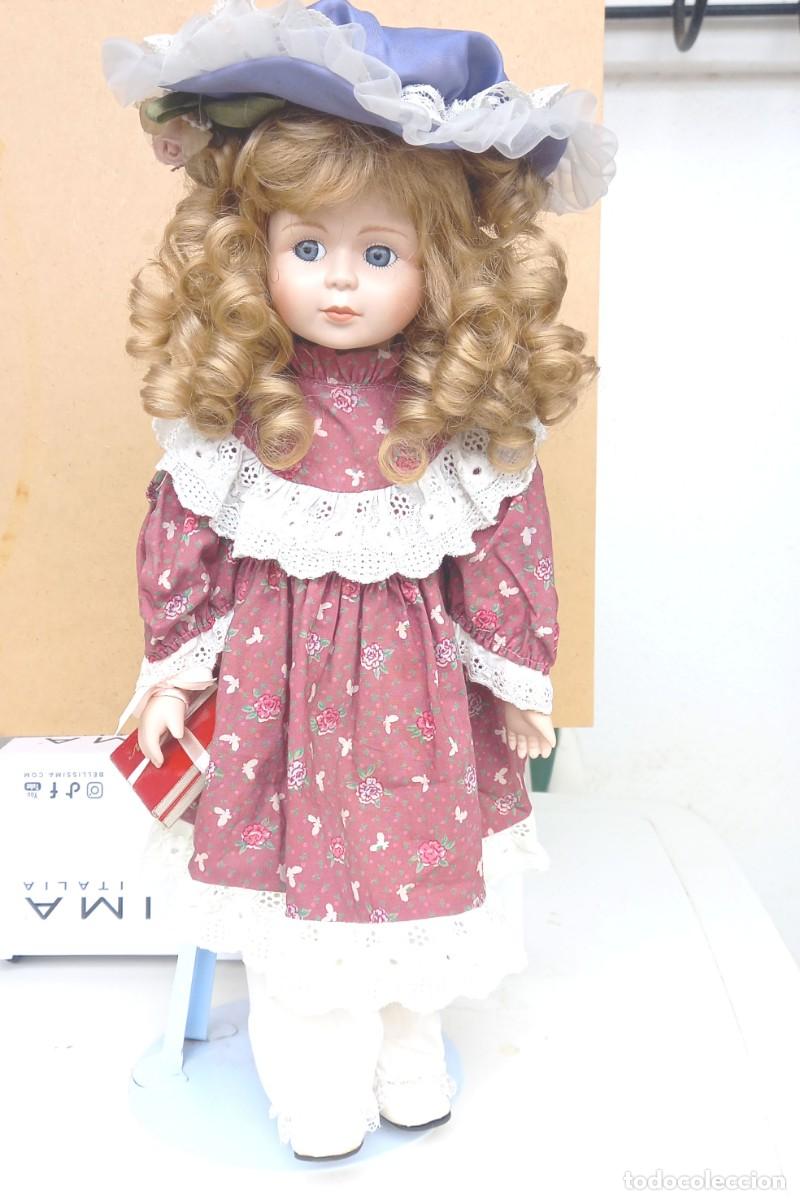 Modern Spanish Dolls: Mu&ntilde;eca con detalles porcelana y soporte met&aacute;lico , con 44 cm. de altura