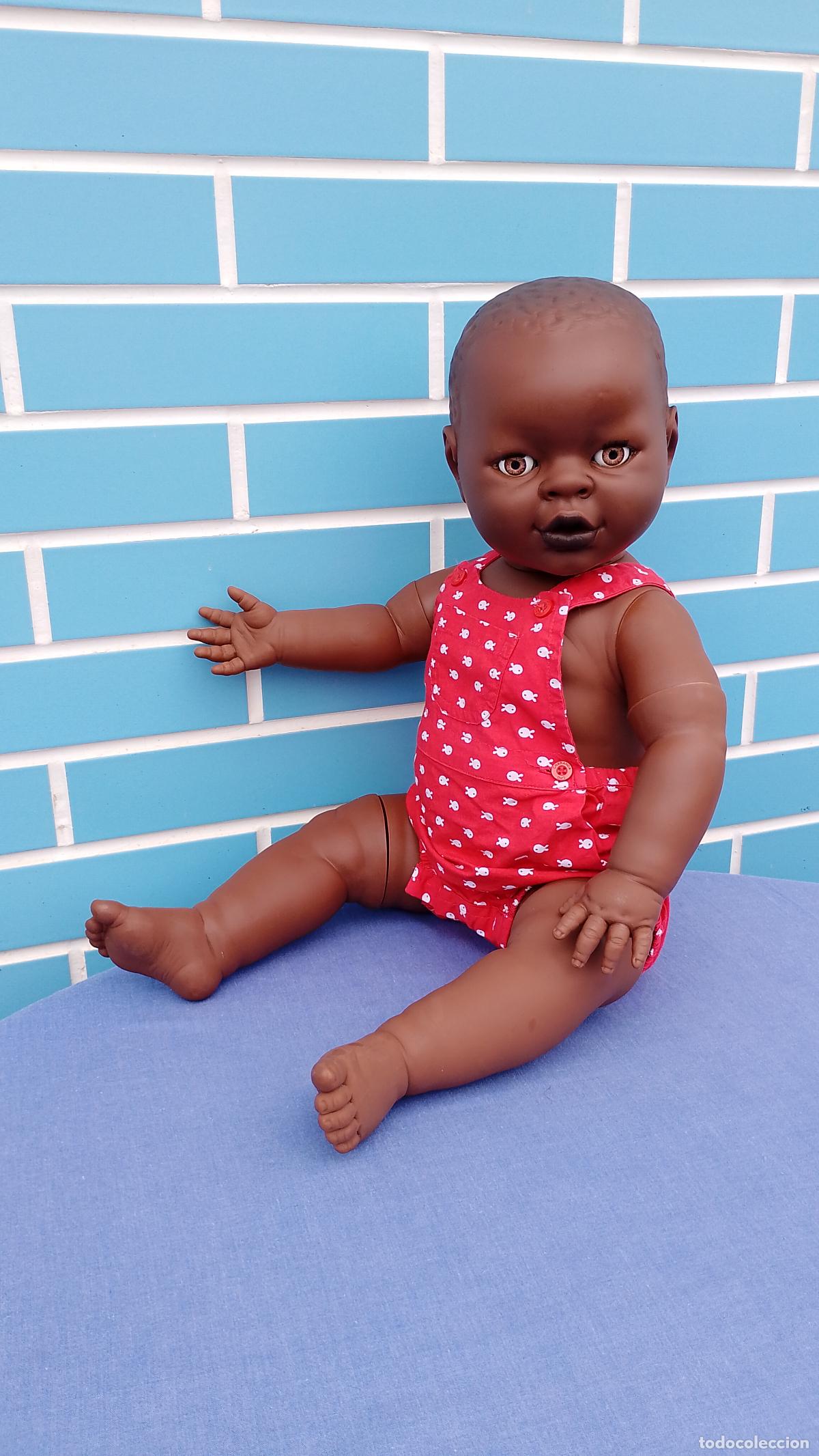 Mu&ntilde;ecas Espa&ntilde;olas Modernas: Antiguo mu&ntilde;eco beb&eacute; negro realista de 60 cm, The doll factory Europe