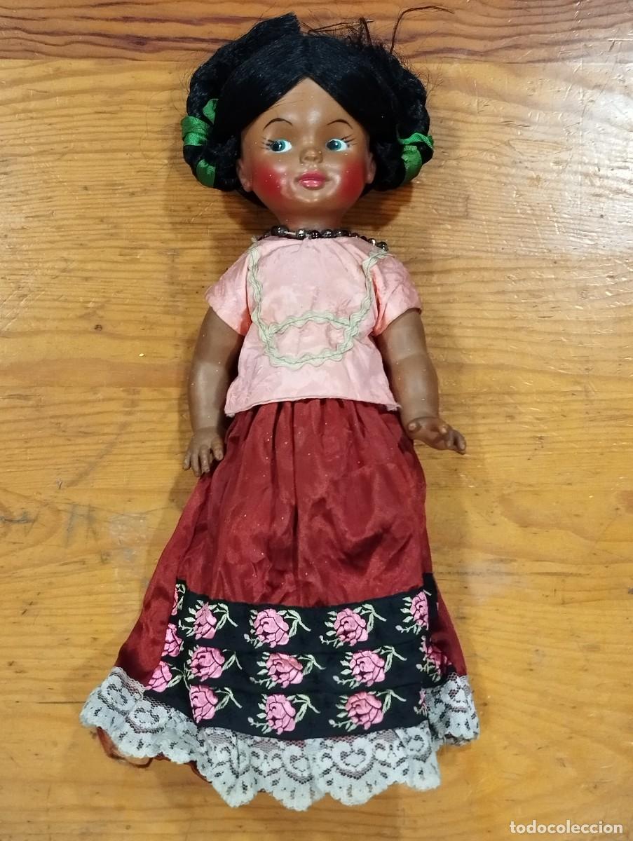Mu&ntilde;ecas Espa&ntilde;olas Modernas: MU&Ntilde;ECA DE PL&Aacute;STICO DURO CON VESTIDO DE FLAMENCA ANDALUZA. A&Ntilde;OS 60 - 70.