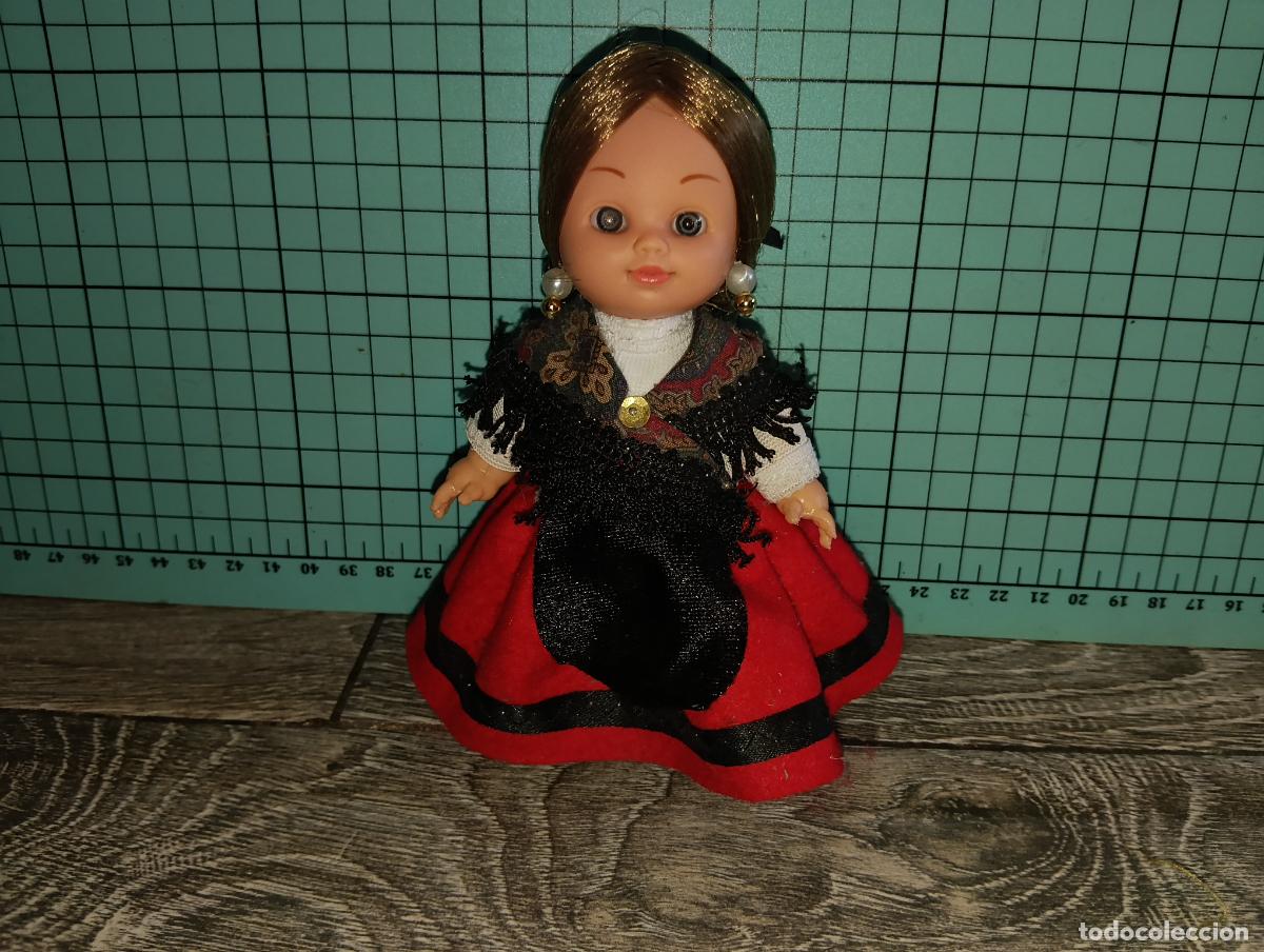 Mu&ntilde;ecas Espa&ntilde;olas Modernas: Bonita mu&ntilde;eca Espa&ntilde;ola Artesanal con Traje Regional (Asturias/C&aacute;ceres)