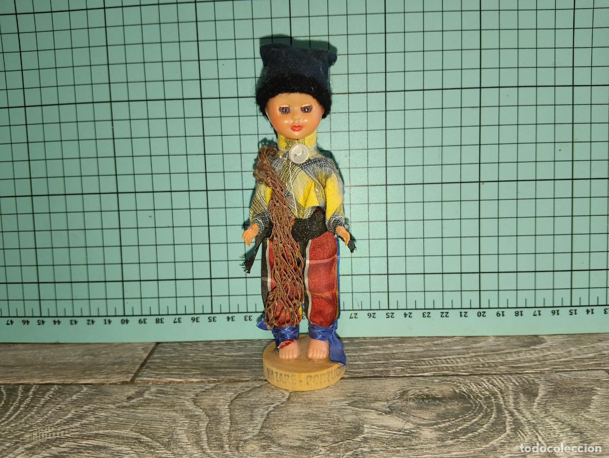 Mu&ntilde;ecas Espa&ntilde;olas Modernas: Antiguo mu&ntilde;eco regional de Nazar&eacute; (Portugal) con traje t&iacute;pico y red de pesca - A&ntilde;os 60/70