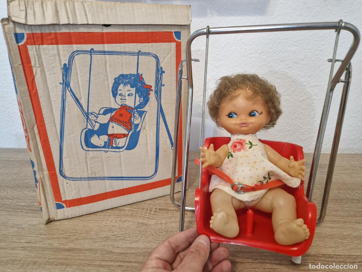 Mu&ntilde;ecas Espa&ntilde;olas Modernas: antigua mu&ntilde;eca en caja con columpio hierro metal a&ntilde;os 60-70 sin uso jugueteria tipo silqui o jesmar