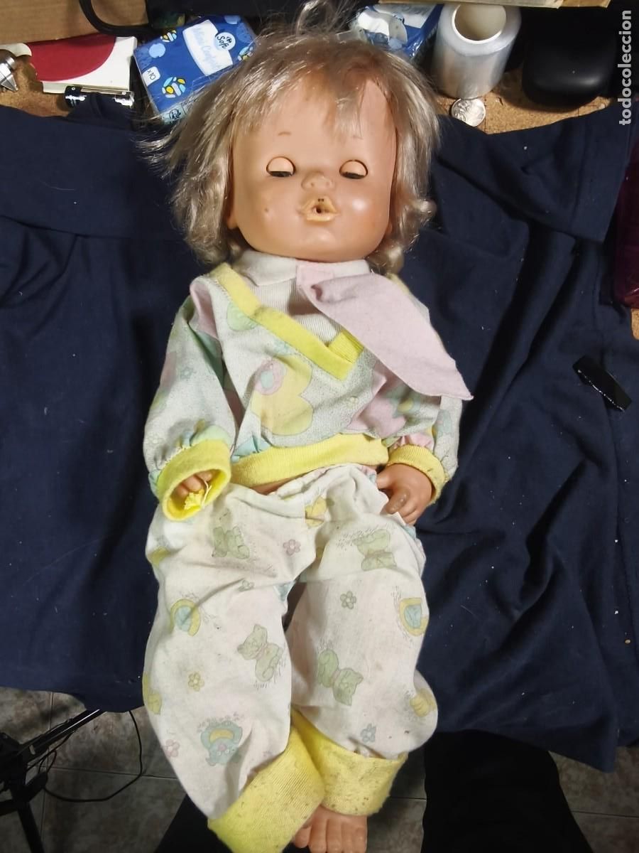 Mu&ntilde;ecas Espa&ntilde;olas Modernas: Mu&ntilde;eca cl&aacute;sica de la marca Famosa de los a&ntilde;os 80 con pelo rubio, ojos durmientes