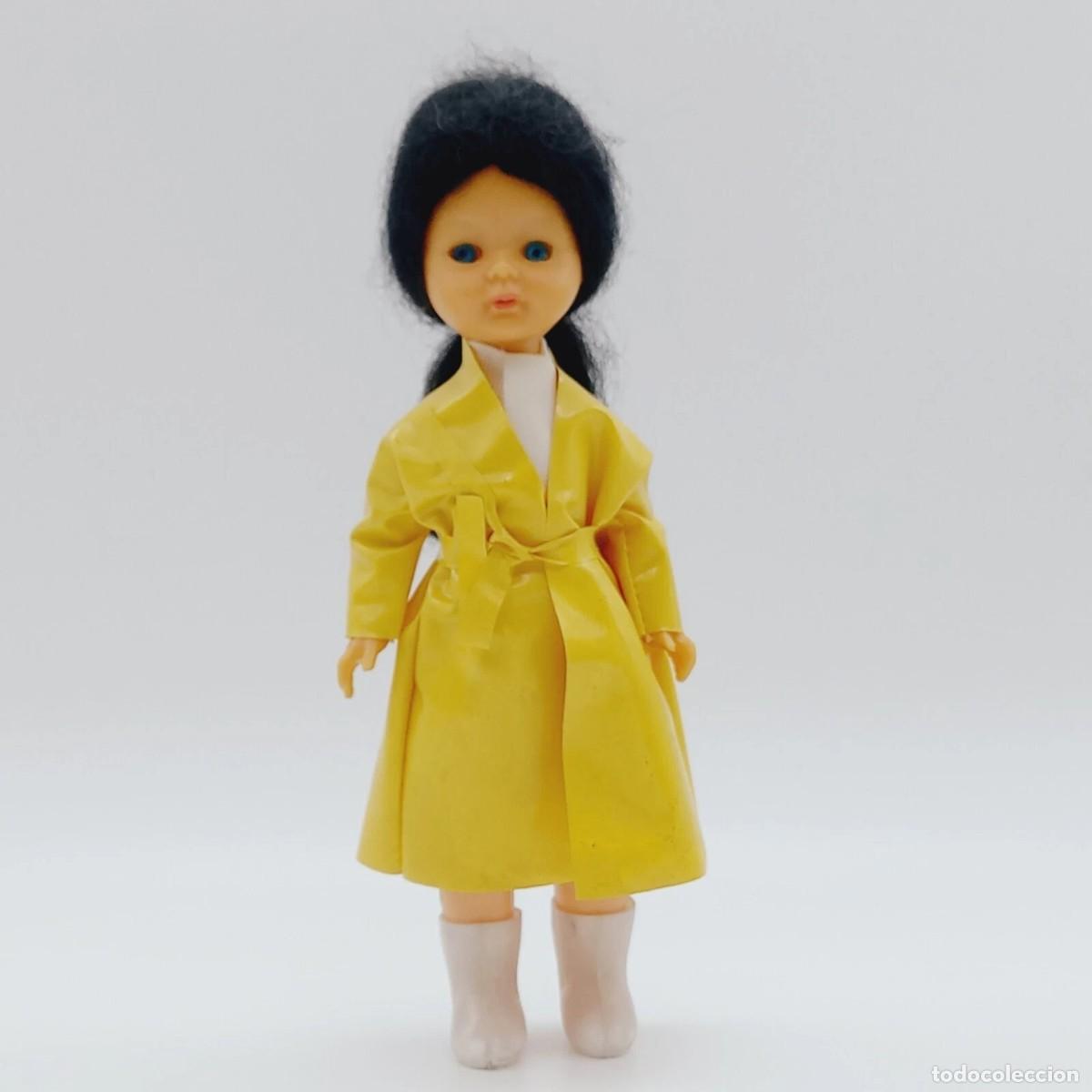 Mu&ntilde;ecas Espa&ntilde;olas Modernas: Mu&ntilde;eca espa&ntilde;ola vintage ojos durmuentes chubasquero amarillo botas blancas 18 cm a&ntilde;os 70