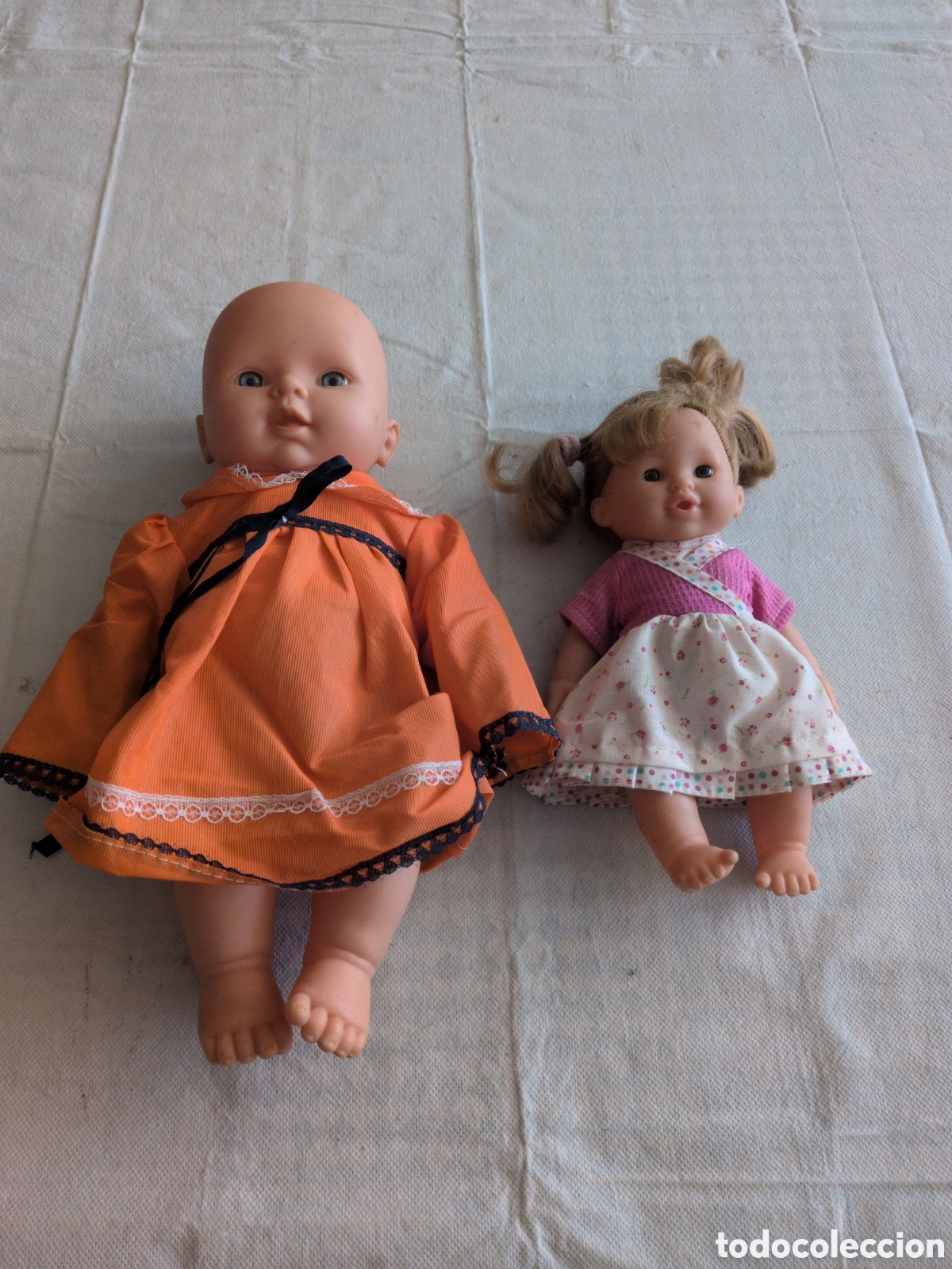 Mu&ntilde;ecas Espa&ntilde;olas Modernas: Lote de 2 mu&ntilde;ecas antiguas selladas en el cuello.