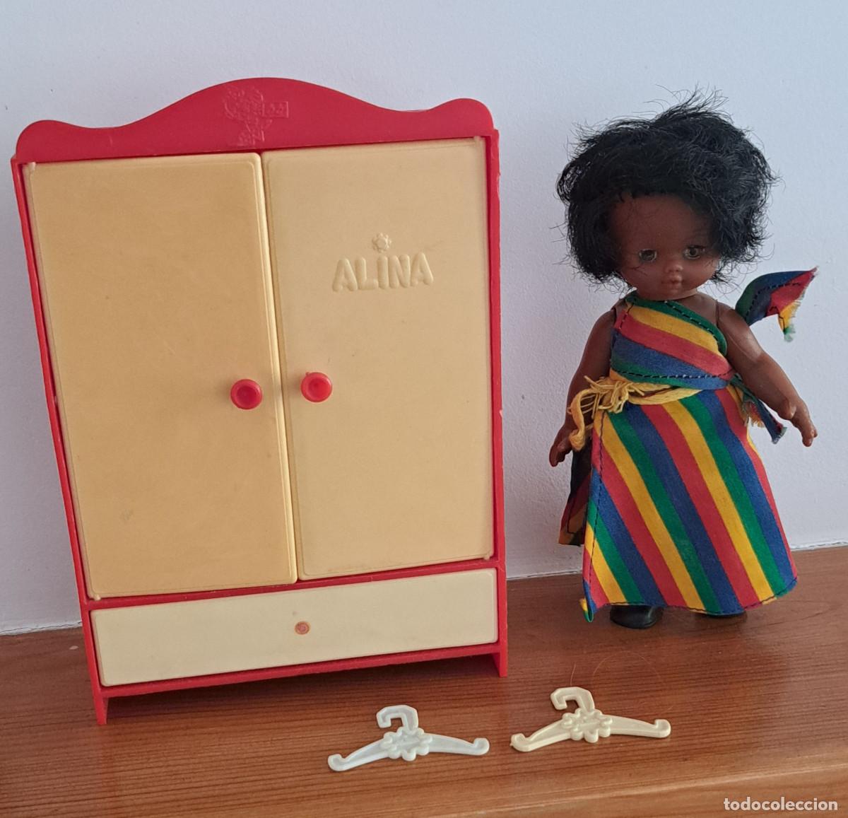 Moderne spanische Puppen: ALINA NEGRITA - MU&Ntilde;ECAS bb - ONIL ( Alicante ) - M&aacute;s ARMARIO Y DOS PERCHAS de REGALO