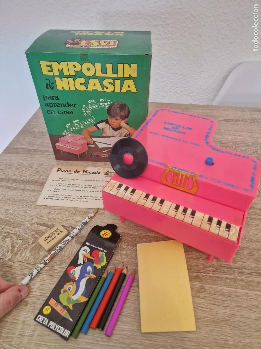 Poup&eacute;es Espagnoles Modernes: antiguo juguete piano disco electrico plumier estuche escolar funcionando mu&ntilde;eca Nicasia de Esvi