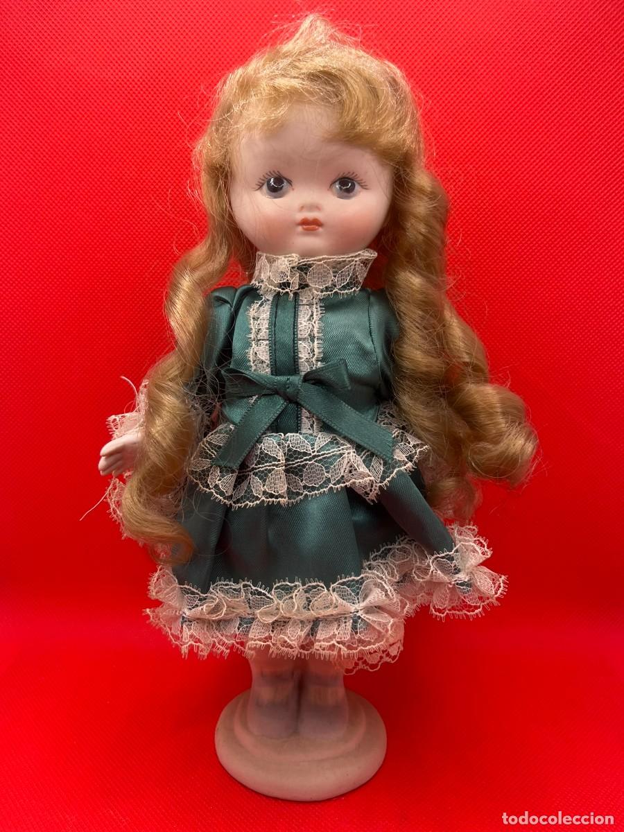 Mu&ntilde;ecas Espa&ntilde;olas Modernas: Antigua Mu&ntilde;eca de Porcelana Jinglas con Peana Integrada - Hecha en Espa&ntilde;a - A&ntilde;os 80/90