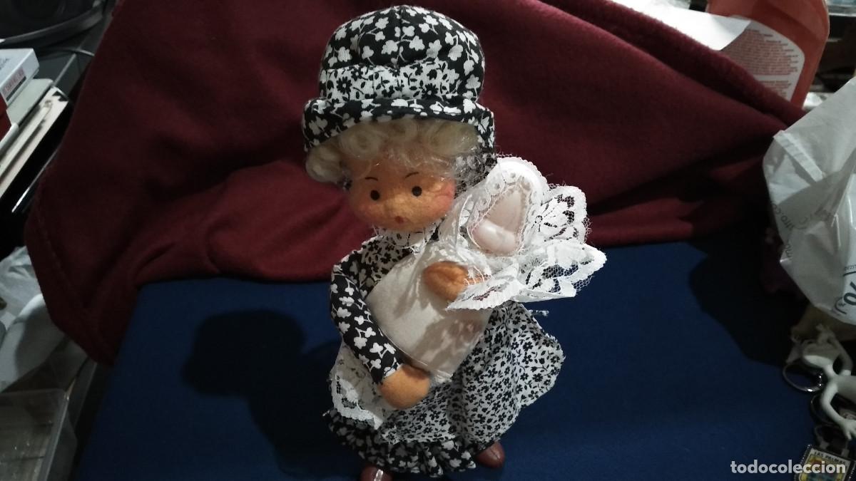 Mu&ntilde;ecas Espa&ntilde;olas Modernas: MU&Ntilde;ECA CON BEBE DE FIELTRO Y TRAPO CON MUCHO DETALLE MIDE 25 CM DE LOS 80 Y NO TIENE ETIQUETA