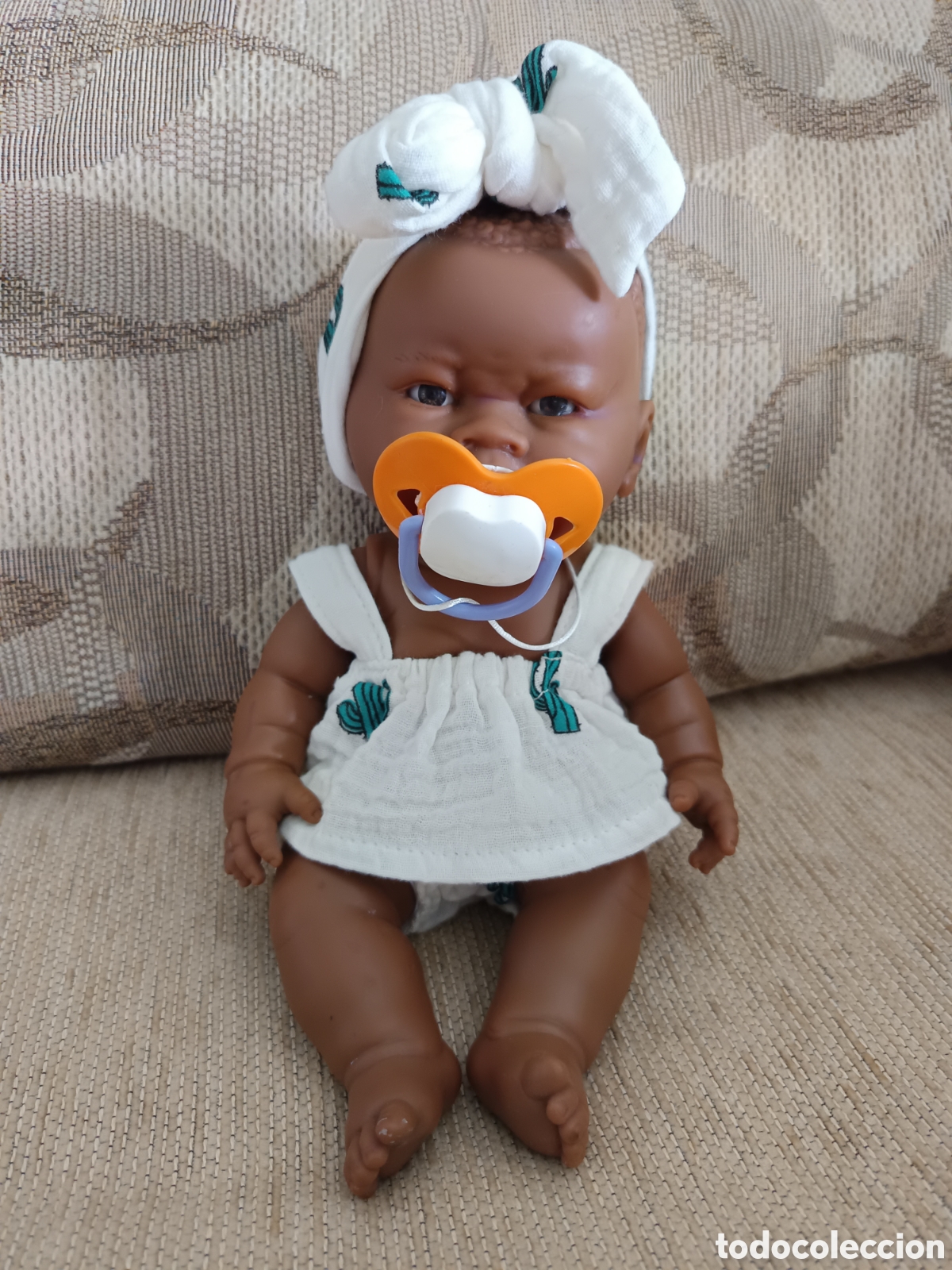 Mu&ntilde;ecas Espa&ntilde;olas Modernas: Mu&ntilde;eca beb&eacute; africana con chupete