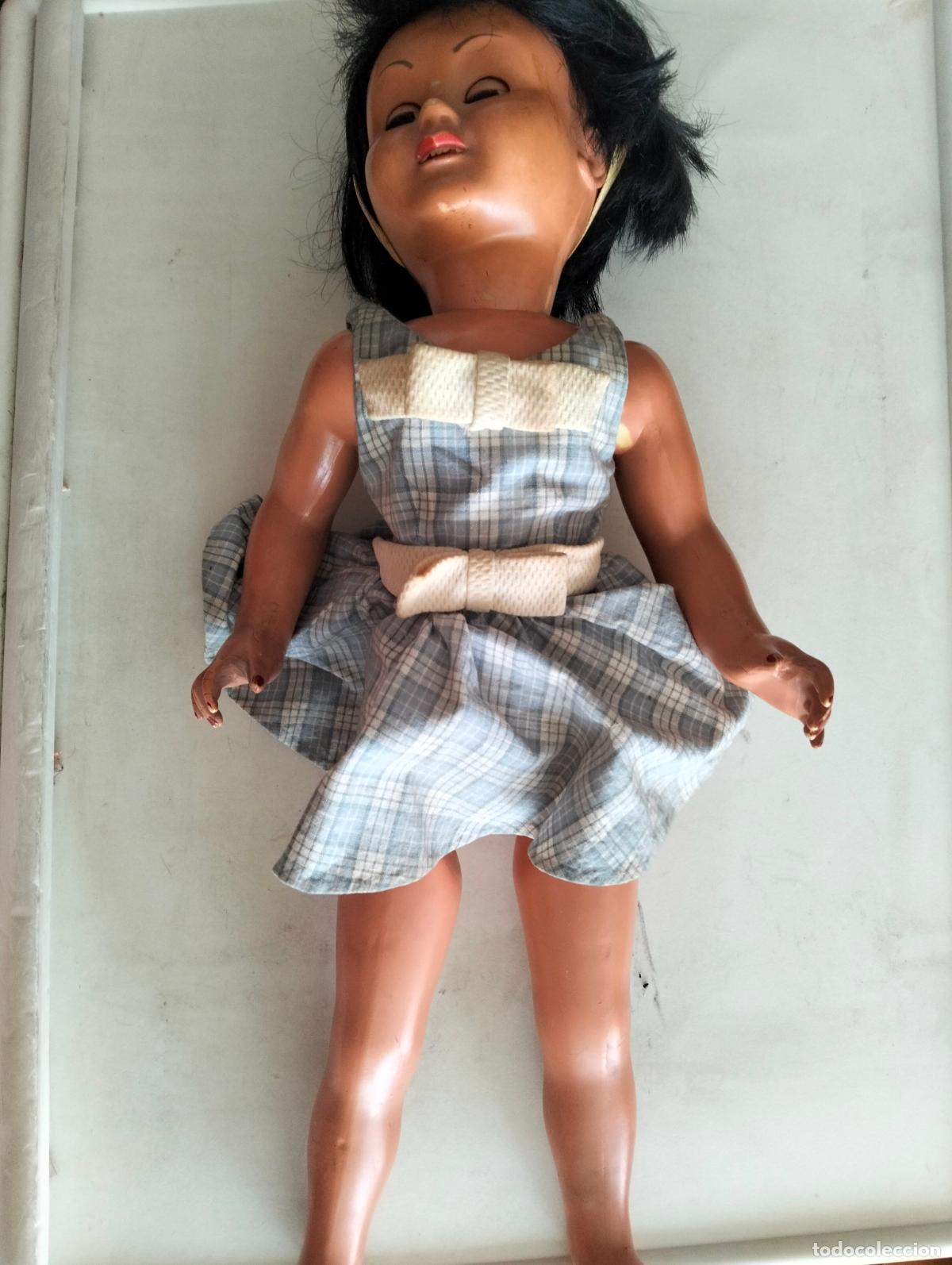 Moderne spanische Puppen: MU&Ntilde;ECA ESTILO ALINA CON VESTIDO A CUADROS AZULES Y BLANCOS, ALTURA 44 CM