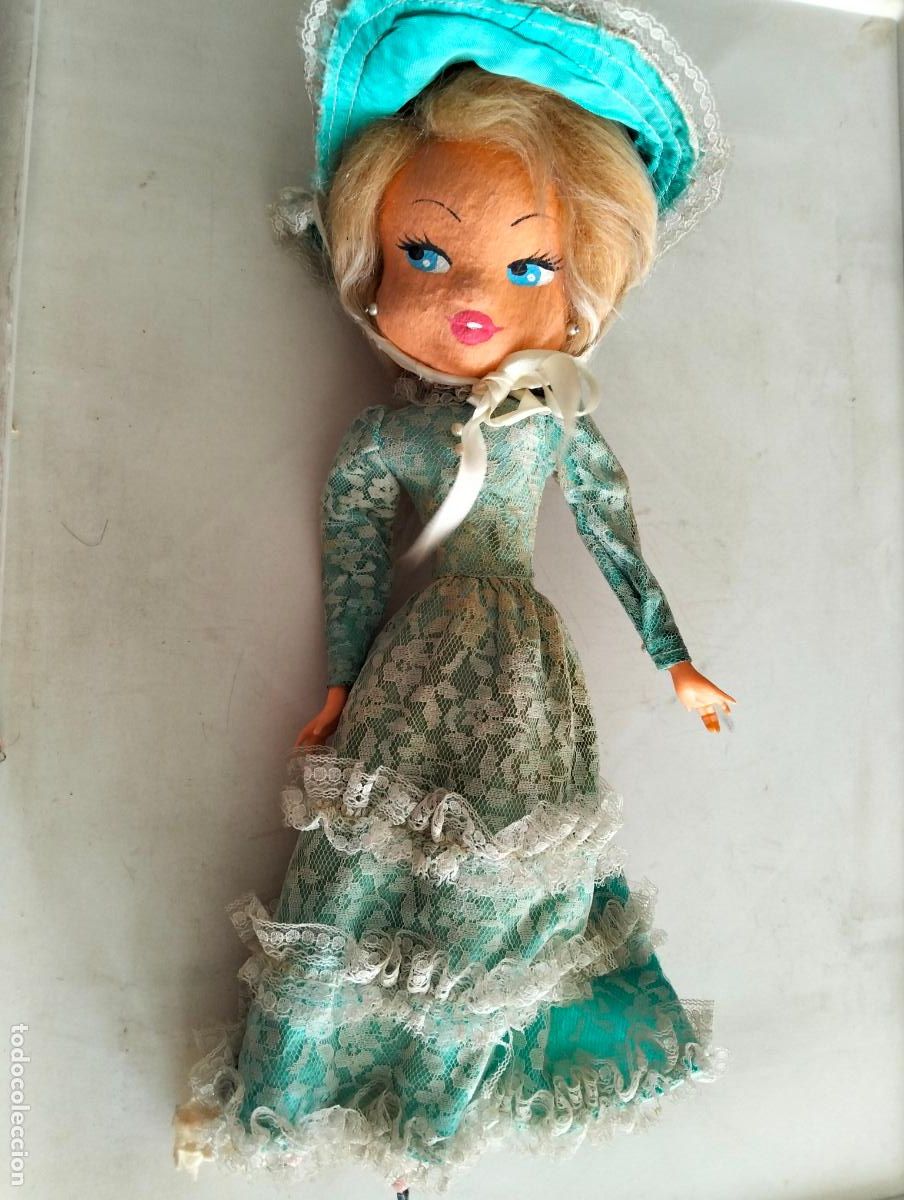 Moderne spanische Puppen: ANTIGUA MU&Ntilde;ECA DE FIELTRO ESTILO LAYNA CON VESTIDO LARGO DE ENCAJE, SOMBREO A JUEGO , ALTURA 34 CM