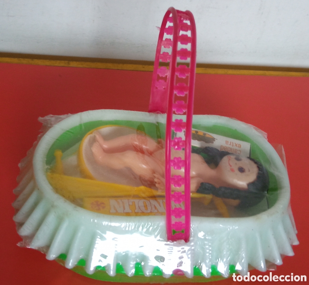 Mu&ntilde;ecas Espa&ntilde;olas Modernas: CANASTILLA DE ASEO CON MU&Ntilde;ECA Y ACCESORIOS.VIC - JUVICSA 70'S.SIN ABRIR.
