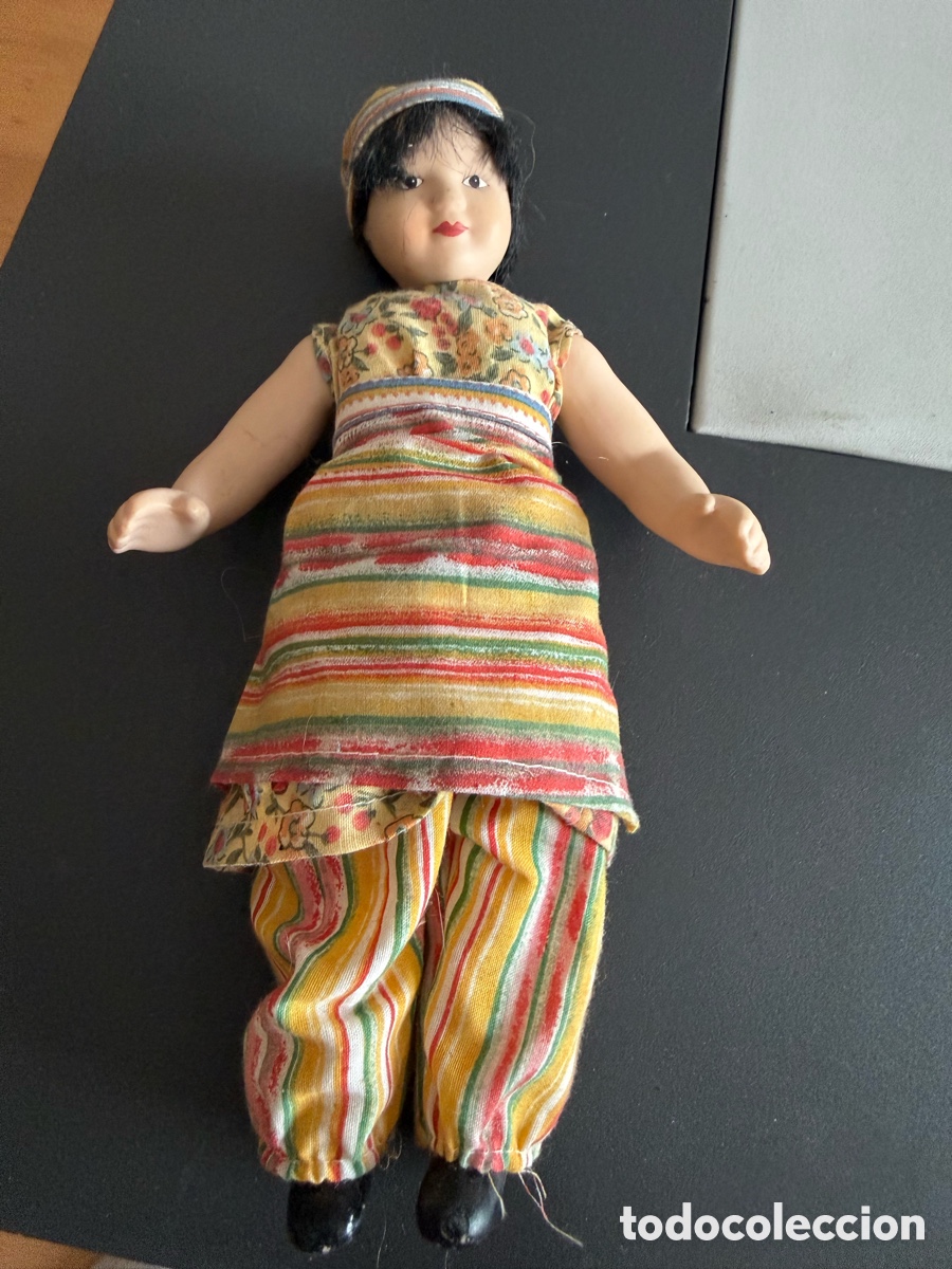 Mu&ntilde;ecas Espa&ntilde;olas Modernas: MU&Ntilde;ECA DE PORCELANA. 22 cm COLECCION MU&Ntilde;ECAS DEL MUNDO . RBA EDICIONES TURQUIA