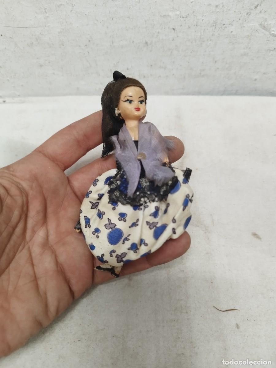 Mu&ntilde;ecas Espa&ntilde;olas Modernas: Antigua peque&ntilde;a mu&ntilde;eca de celuloide, vestida tradicional folklore. Un brazo suelto a restaurar.