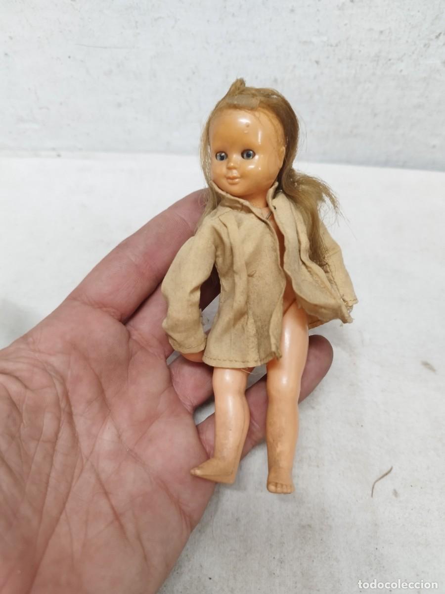 Mu&ntilde;ecas Espa&ntilde;olas Modernas: Antigua peque&ntilde;a mu&ntilde;eca de celuloide, de chica rubia en camisa, con un brazo a restaurar. Italiana.