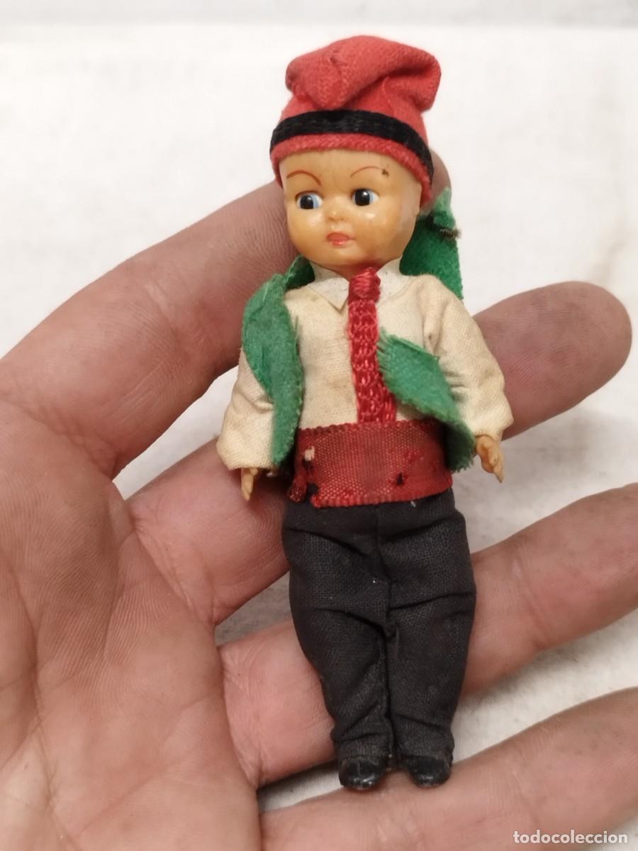 Mu&ntilde;ecas Espa&ntilde;olas Modernas: Antiguo peque&ntilde;o mu&ntilde;eco de celuloide, vestido tradcional Catalu&ntilde;a. Chaleco verde barretina roja P&agrave;yes