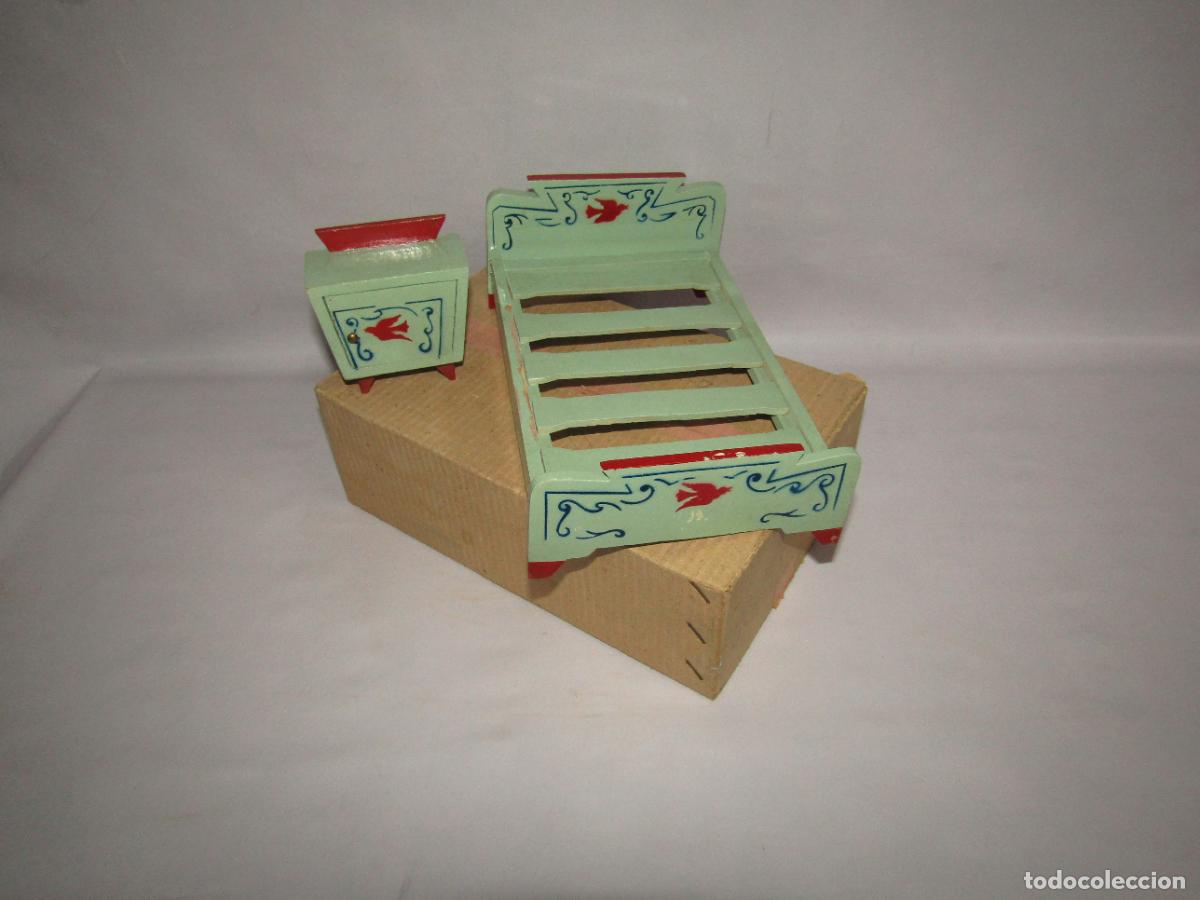 Mu&ntilde;ecas espa&ntilde;olas modernas: Antiguo Conjunto de Dormitorio Cama Plegable y Mesita en Madera Pintada Inequ&iacute;vocamente de Denia