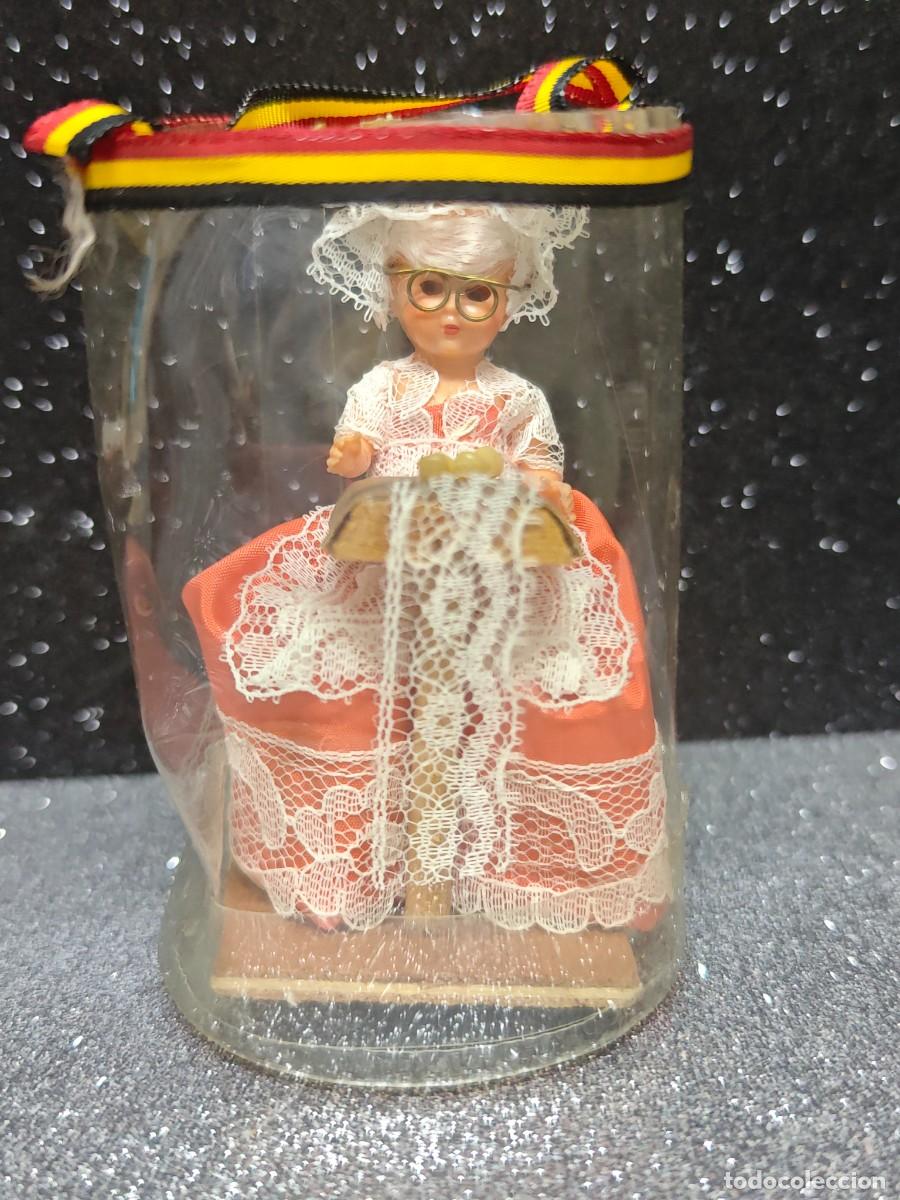 Mu&ntilde;ecas espa&ntilde;olas modernas: ANTIGUA MU&Ntilde;ECA A&Ntilde;OS 60 CON OJOS MOVILES HACIENDO BOLILLOS